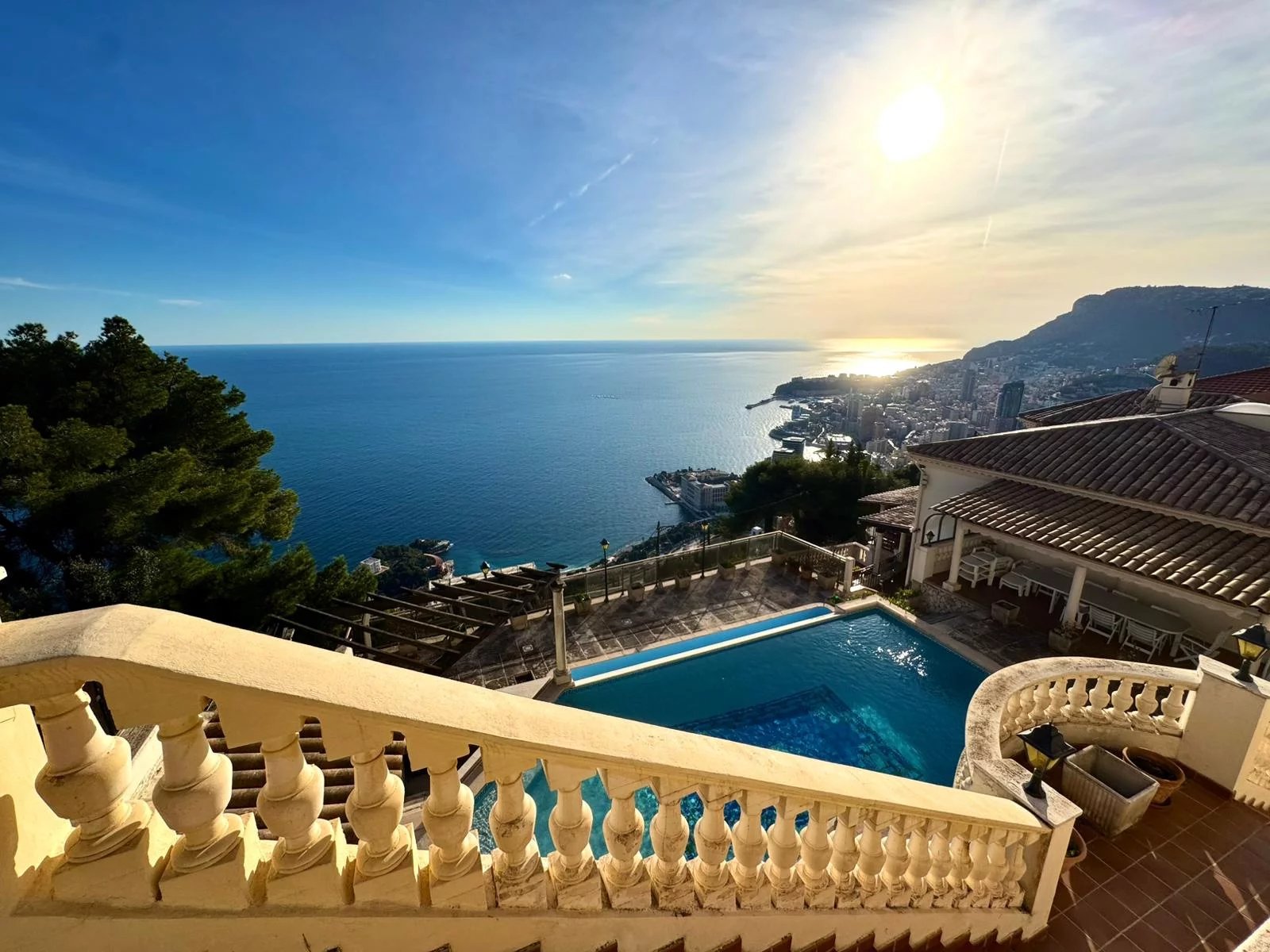 MAGNIFICENT PROVENCAL PROPERTY OVERLOOKING THE SEA AND MONACO WITH SWIMMING POOL, GARAGES AND MULTIPLE PARKING SPACES