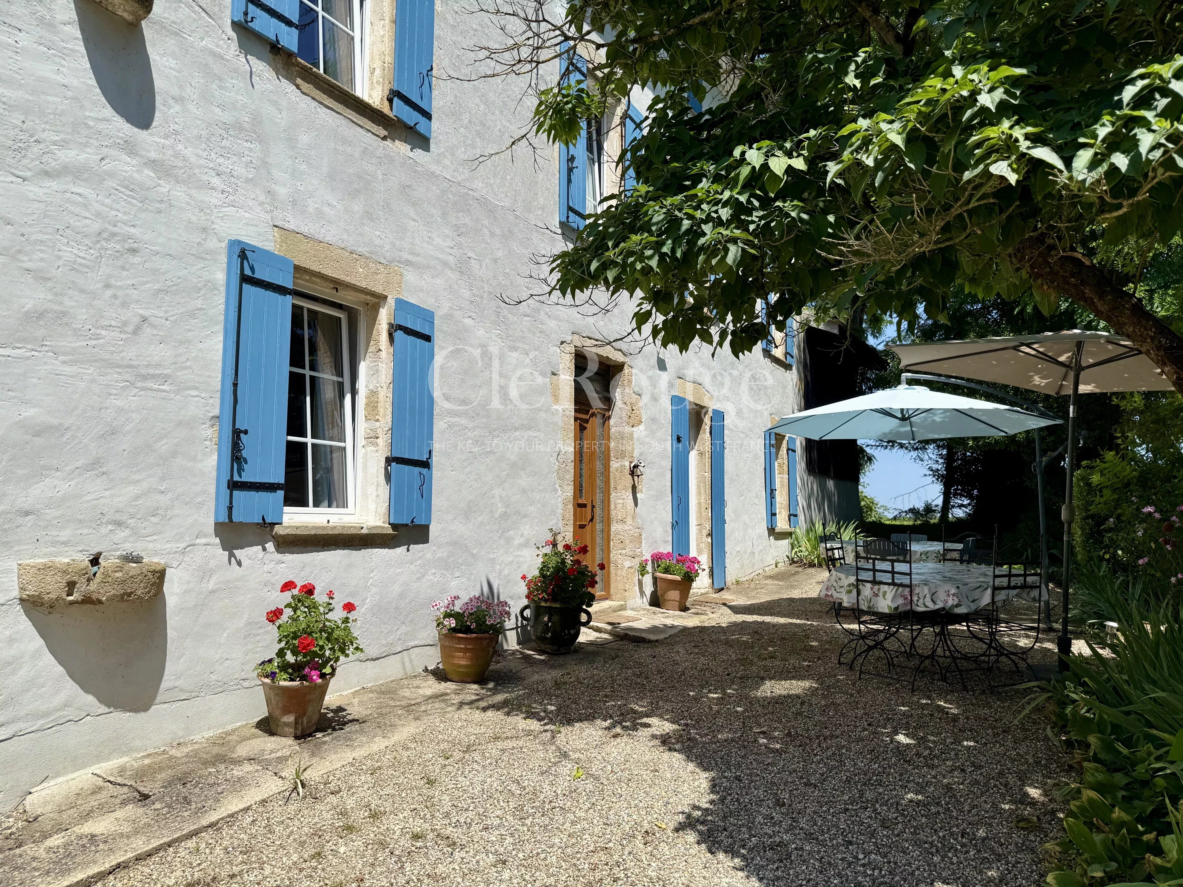 Beautiful property consisting of three houses, barns and swimming pool, just 50 minutes from Bordeaux