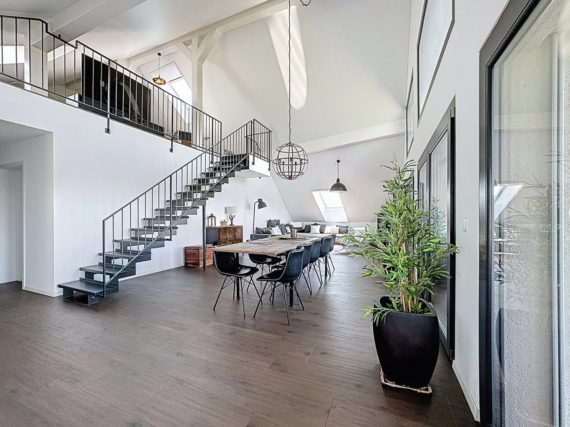 Attique avec balcon-terrasse