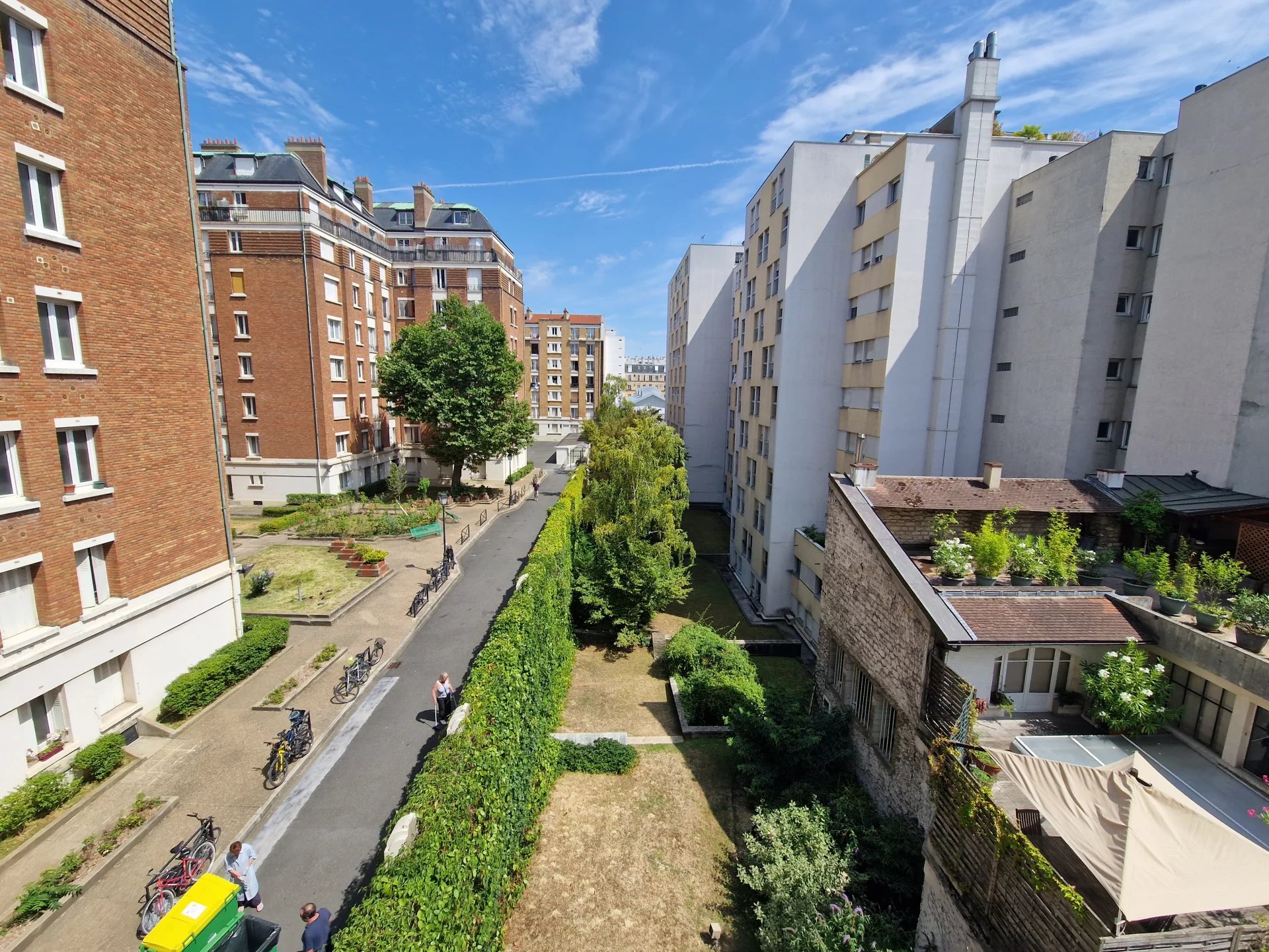 Studio en bon état, lumineux et calme avec vue dégagée sur Jardin