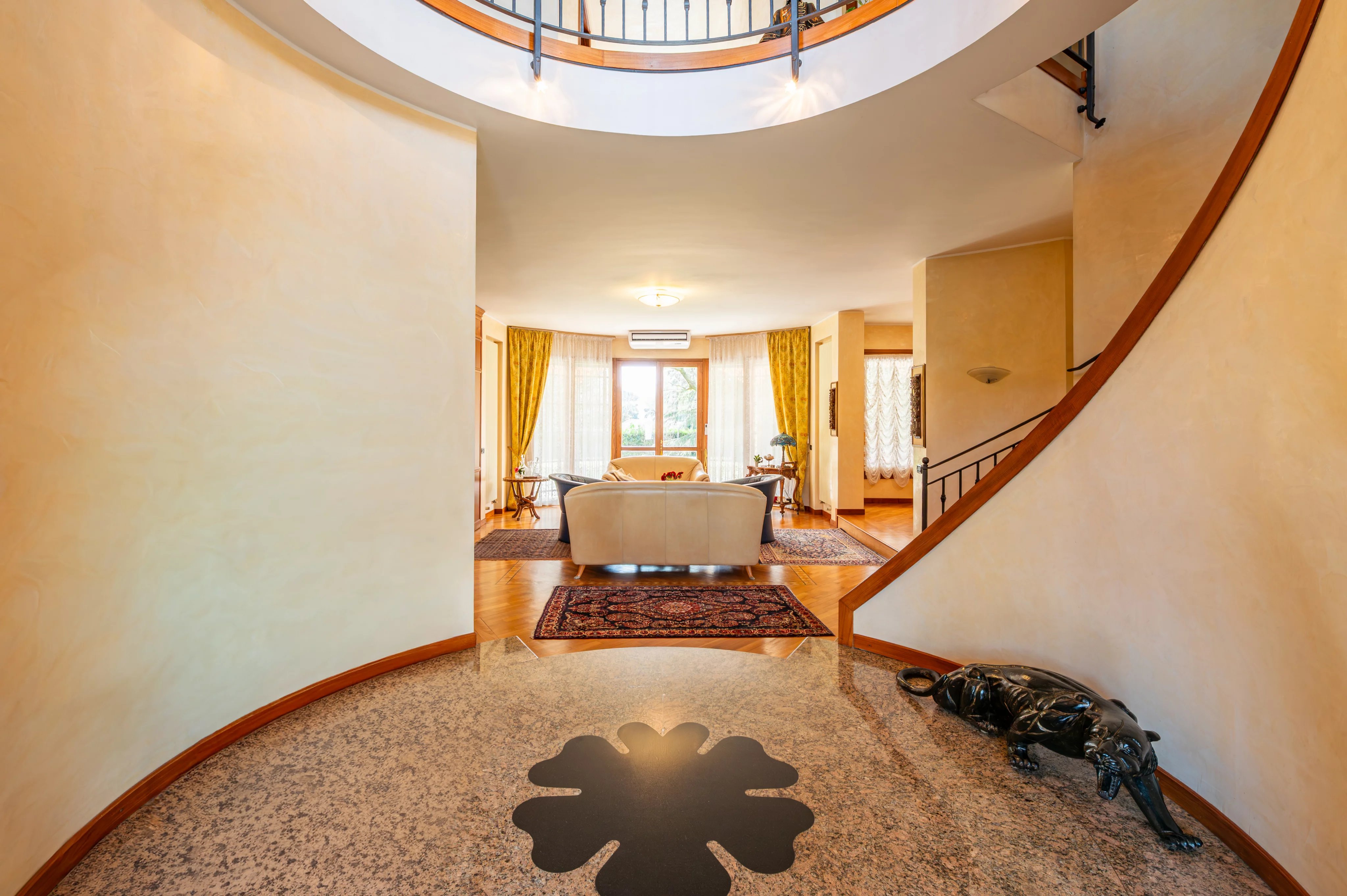 EXCLUSIVE VILLA WITH GARDEN AND TERRACES IN CARIMATE, NEAR COMO LAKE
