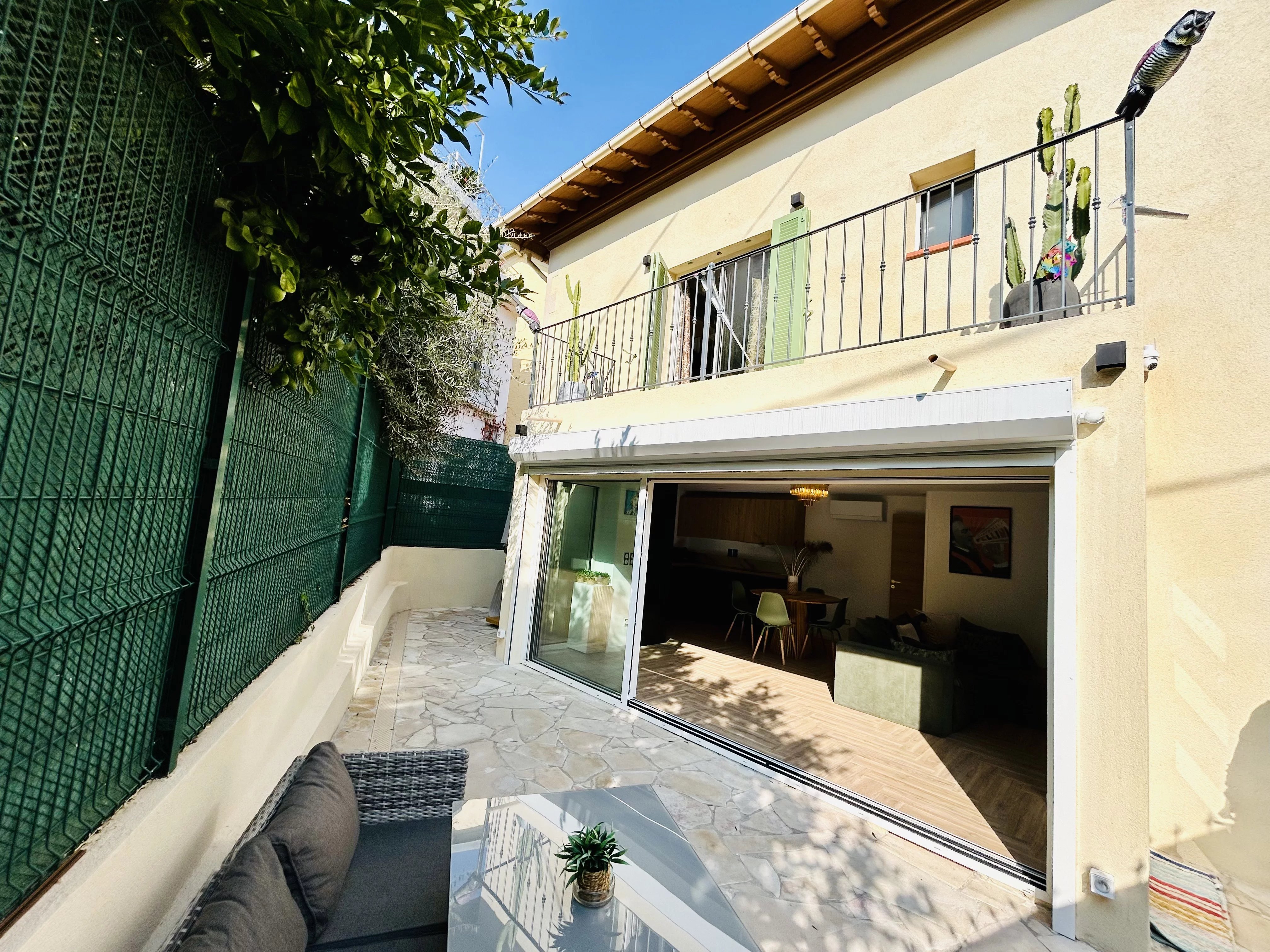 A VENDRE- MAISON DE VILLE- REFAITE A NEUF - CANNES - BAS MONT FLEURY A 15 MINUTES CROISETTE