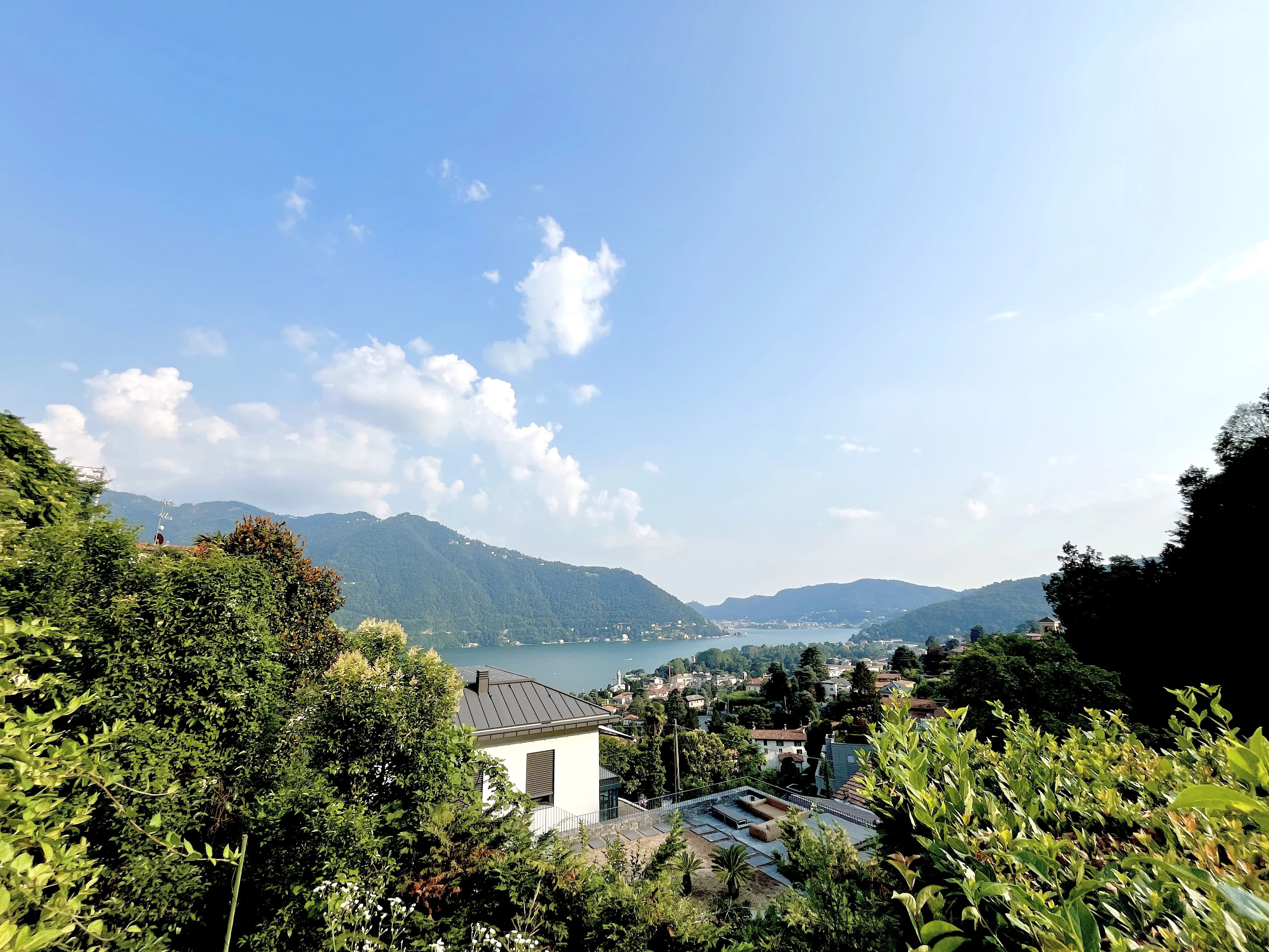 Appartement avec Plafonds Hauts, Baies Vitrées Panoramiques et Jardin Privé au Cœur de Cernobbio - picture 17 title=