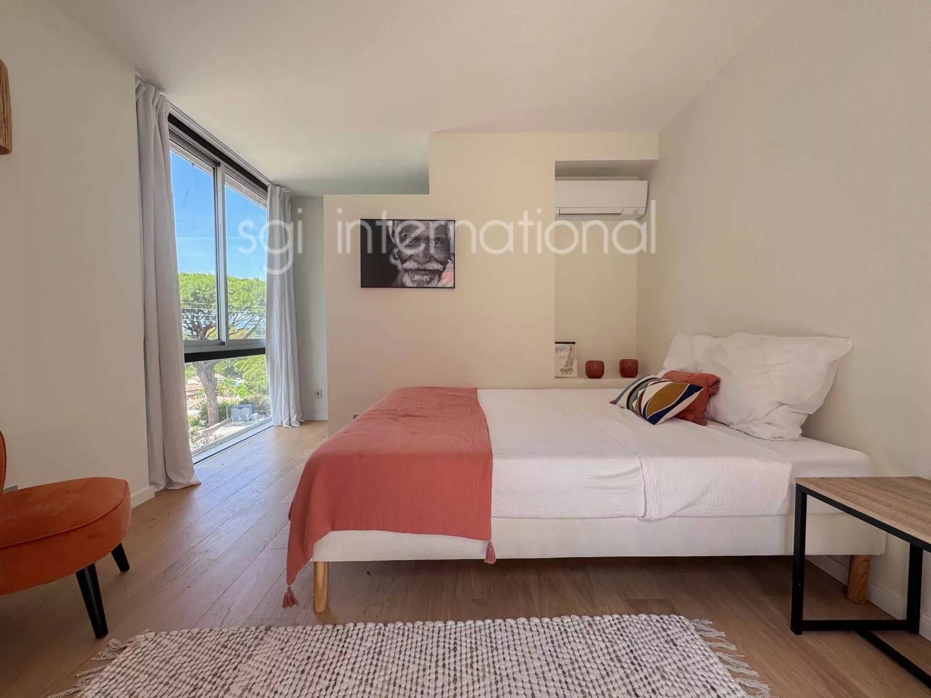 Sainte-Maxime: magnificent new villa 1.5km from the beach.