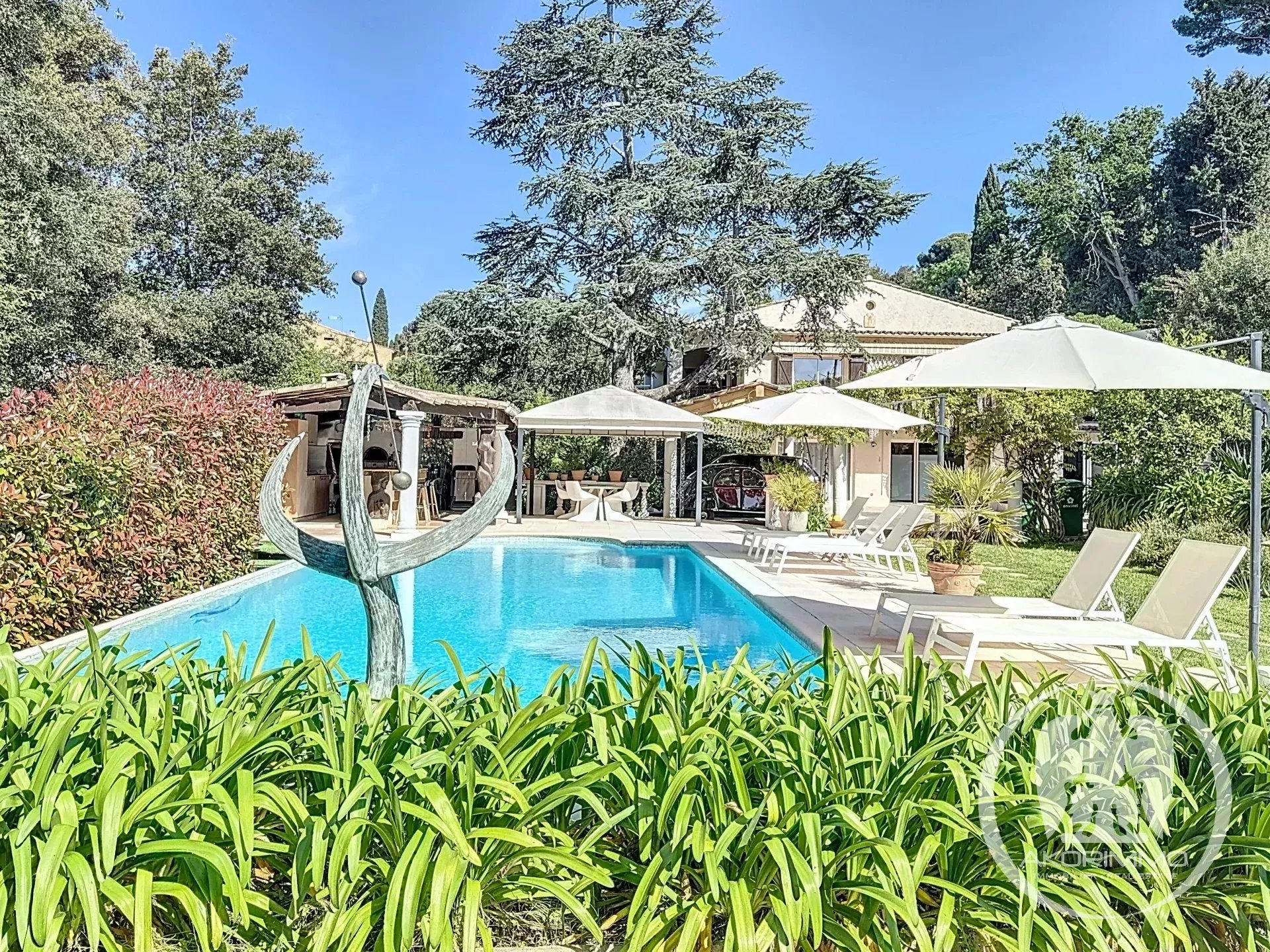 Maison  - 8 pièces  - 266.58 m2 -