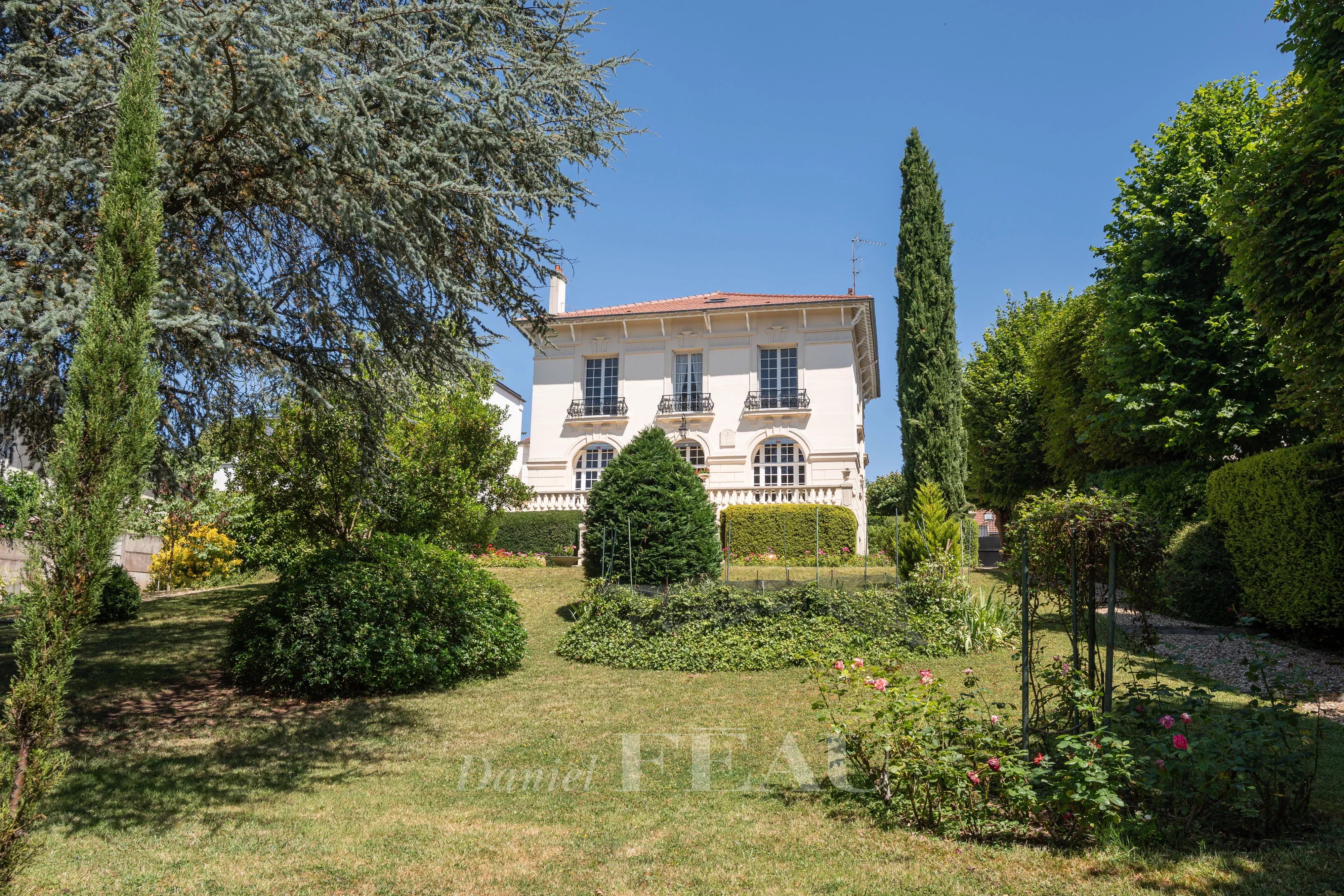 Garches Centre – An ideal family home