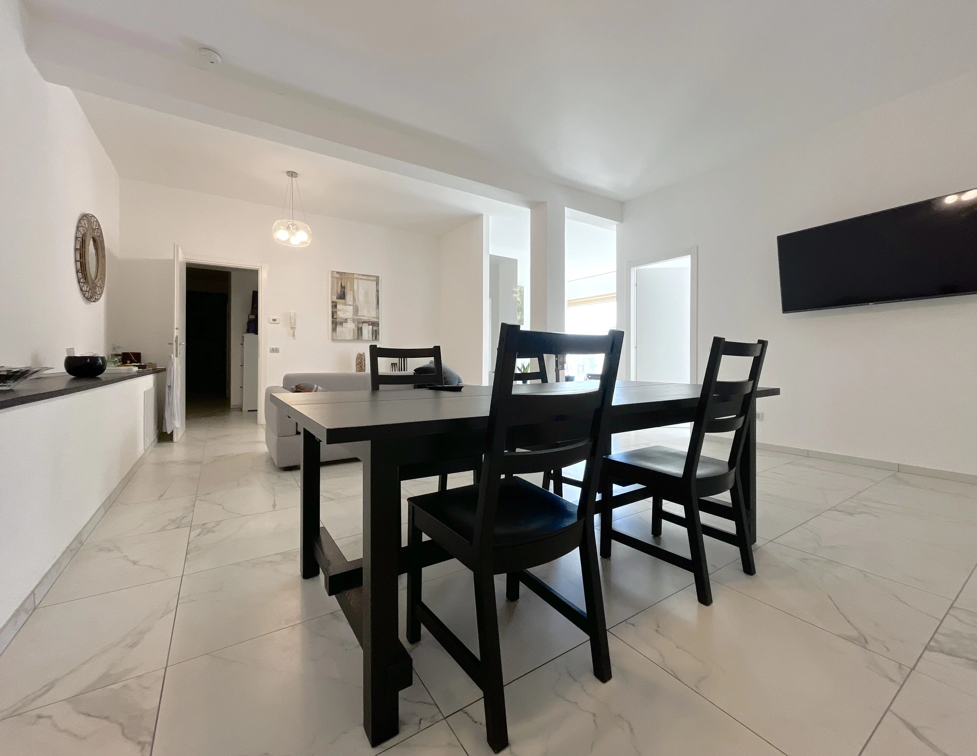 Appartement avec Plafonds Hauts, Baies Vitrées Panoramiques et Jardin Privé au Cœur de Cernobbio - picture 27 title=