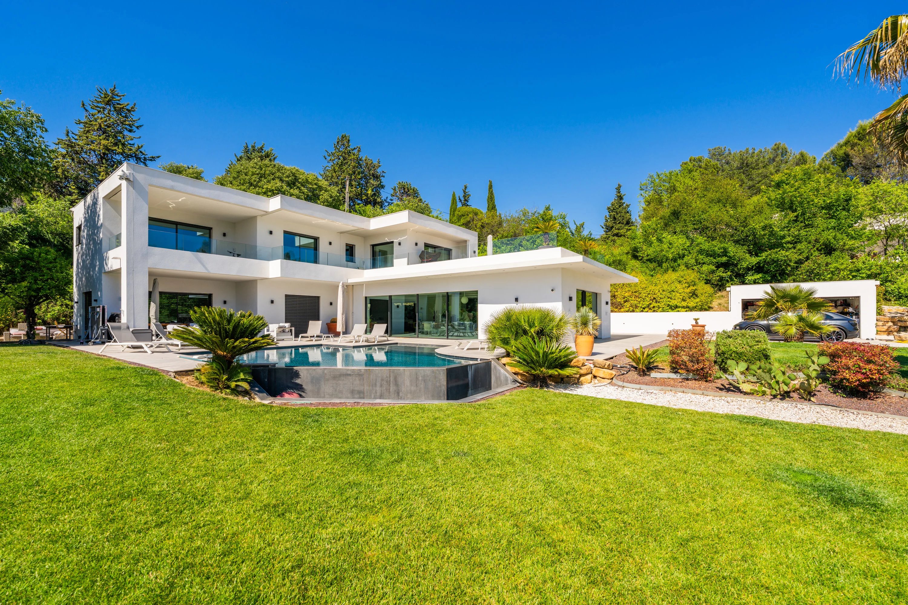 Contemporary Villa with Lush Grounds in Aix-en-Provence