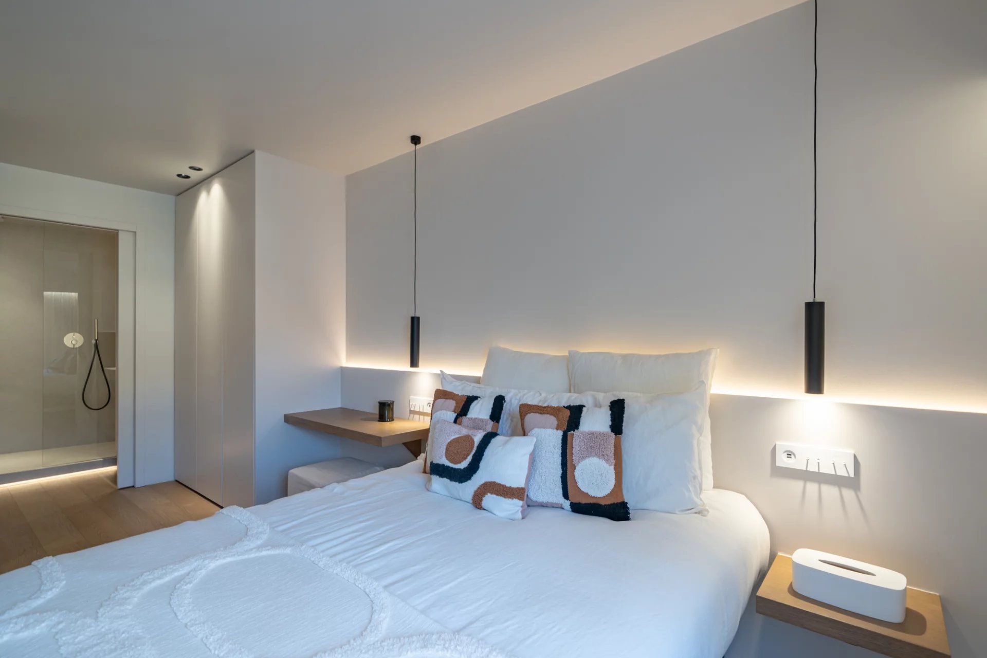 3-bedroom top floor duplex with rooftop terrace and sea views