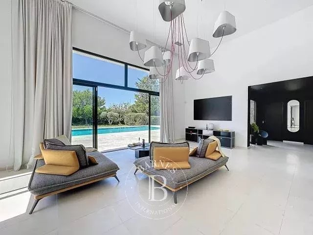 Roquefort Les Pins - One-storey villa - 5 bedrooms plus a studio - picture 6