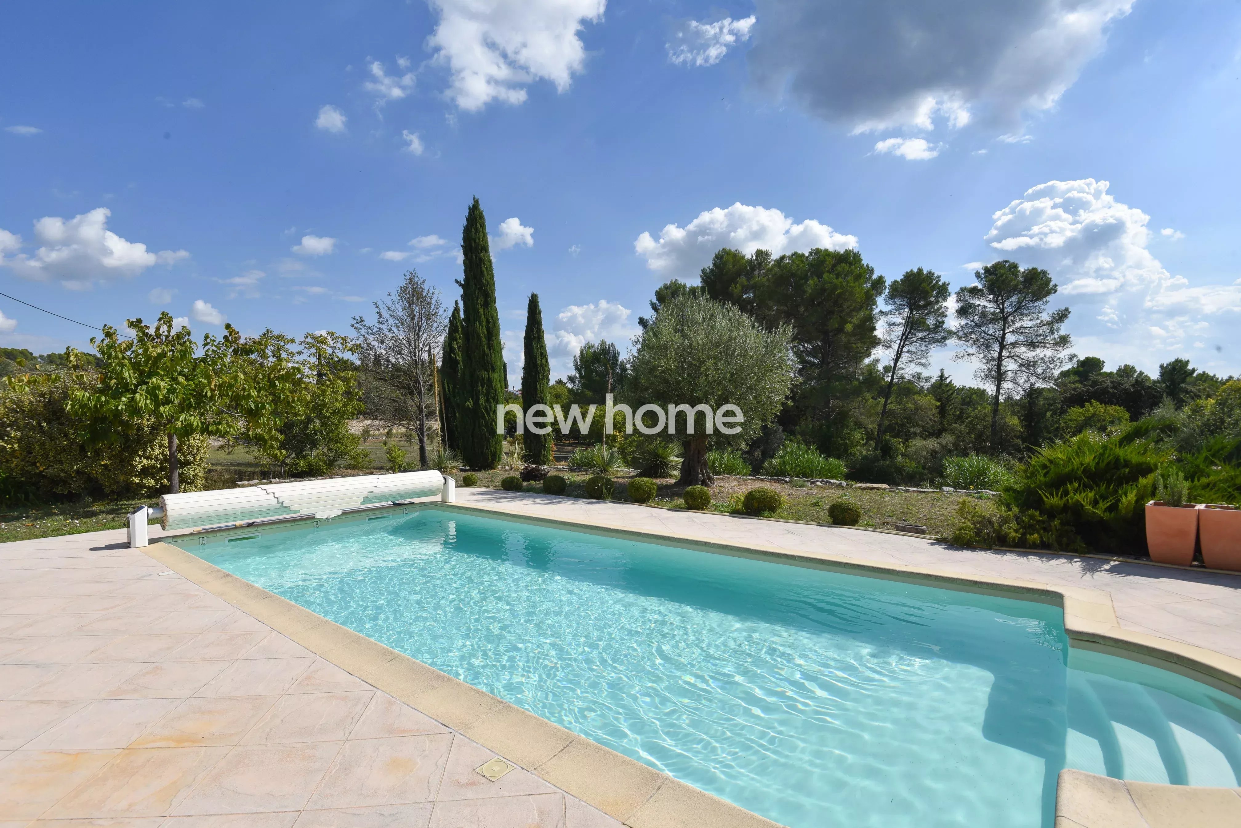Proche de Lorgues, une villa provençale et lumineuse avec piscine et vue dégagée.