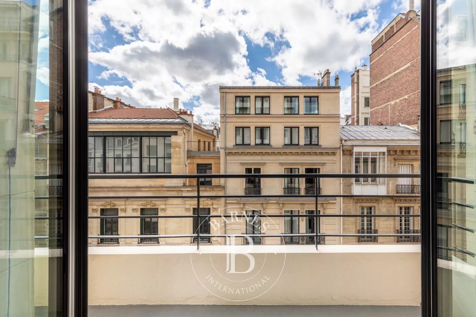 Sole agent - Paris 16 - Trocadéro/Victor Hugo - 4th floor - balcony - South-West orientation