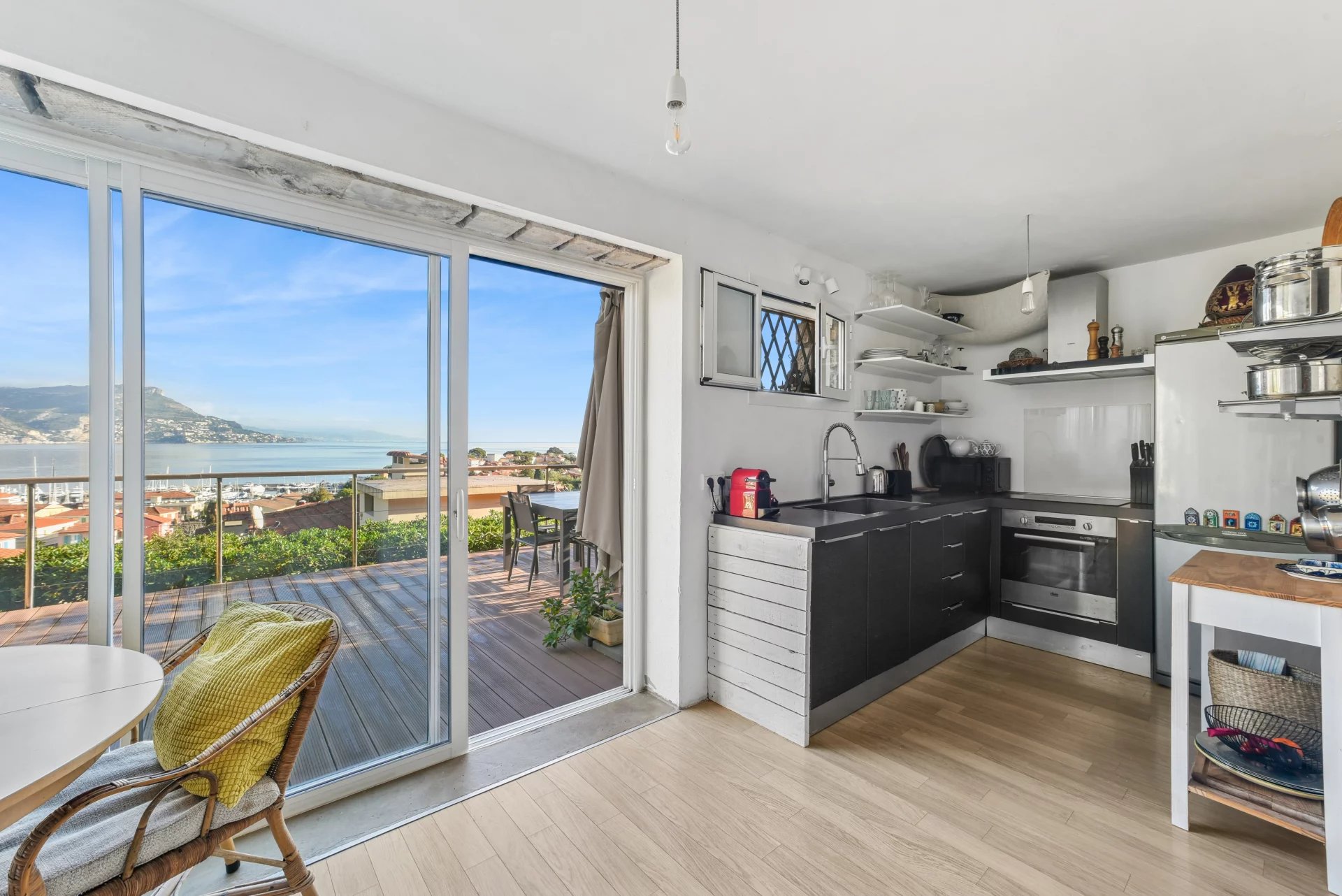 Apartment with 28 m² terrace, panoramic sea view and parking