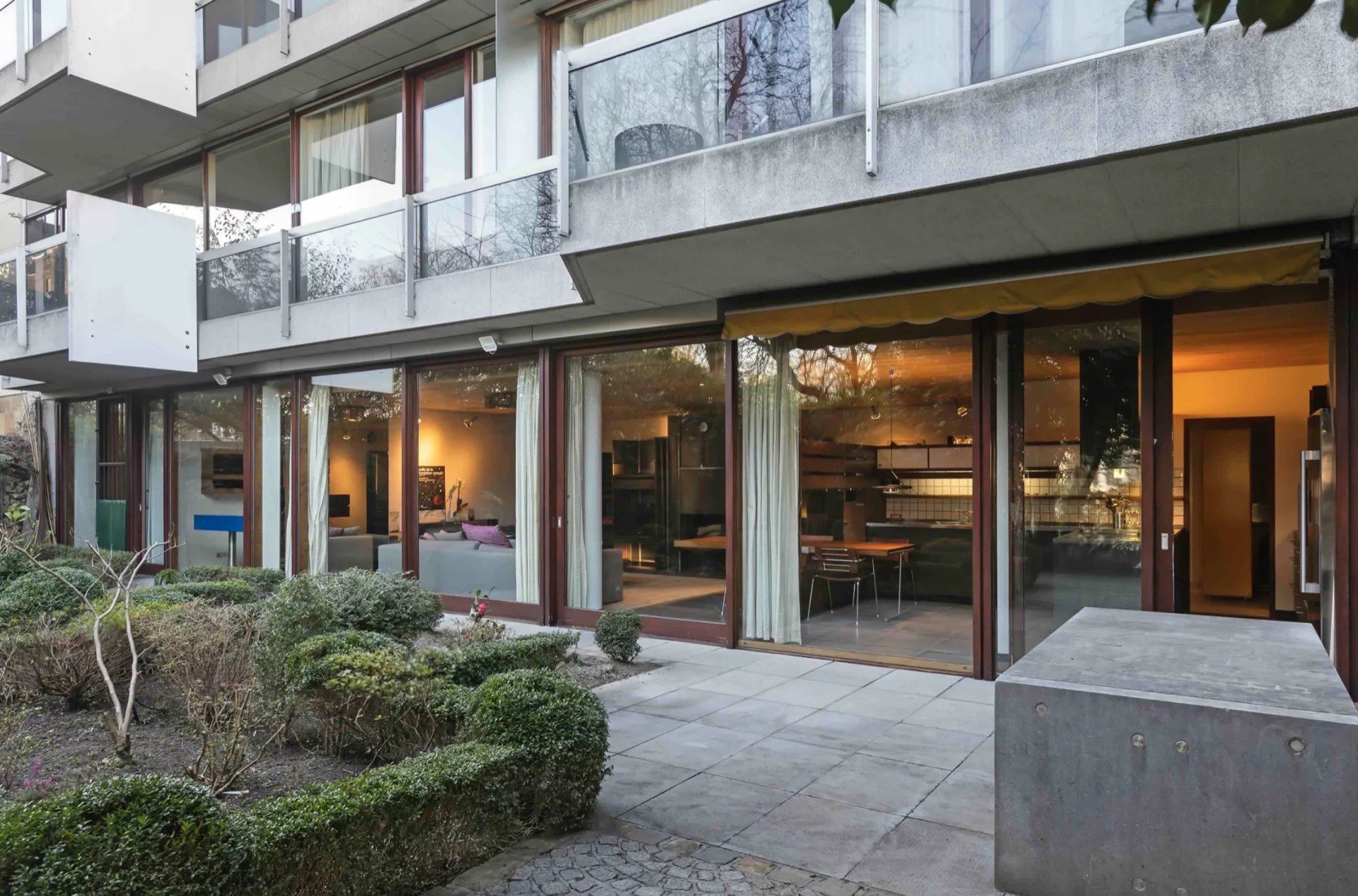 Etangs d’Ixelles – Rez meublé 3ch 3sdb + terrasse + double pkg