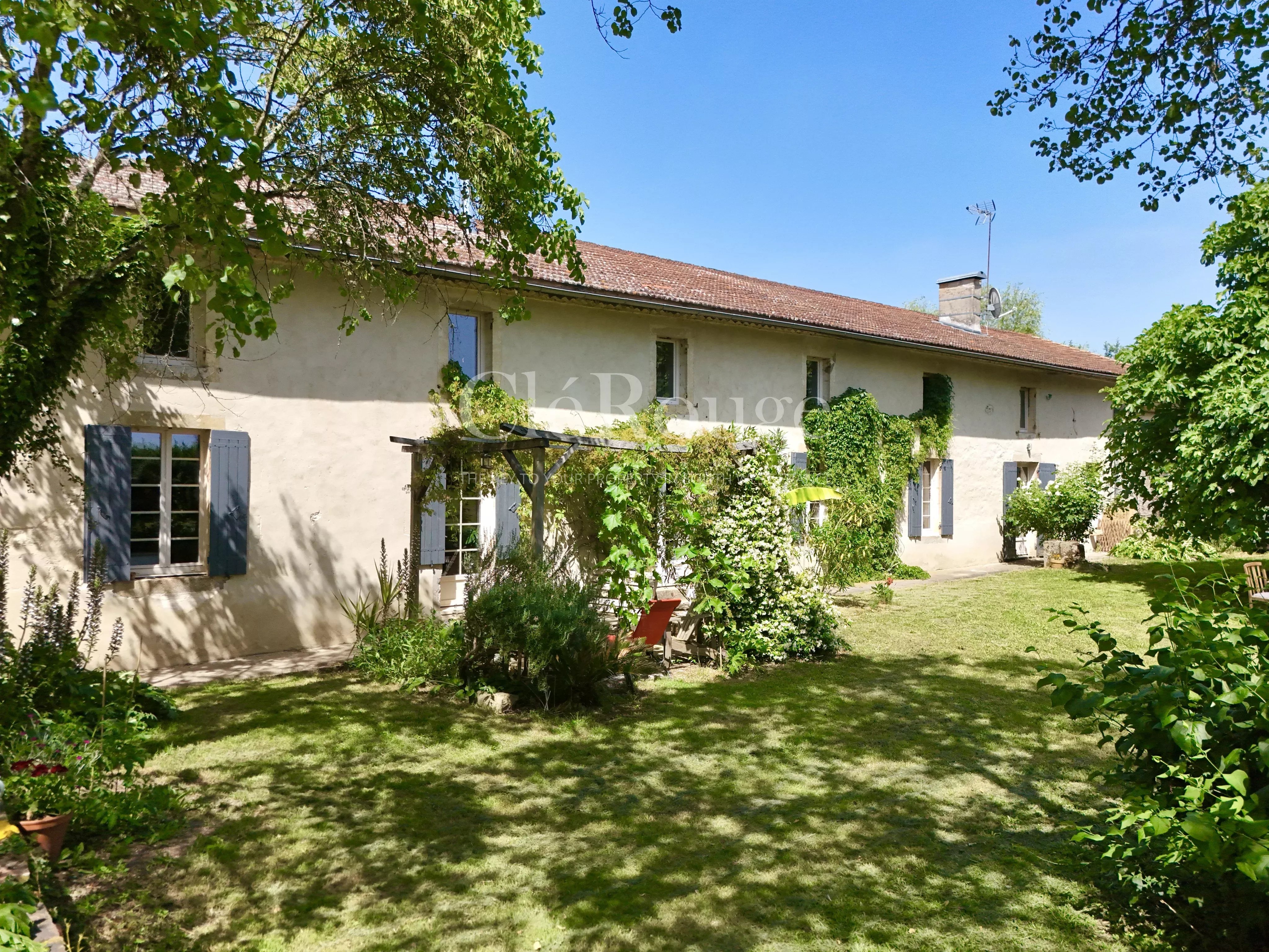 15 minutes from Monségur – Stunning 5-bedroom stone property