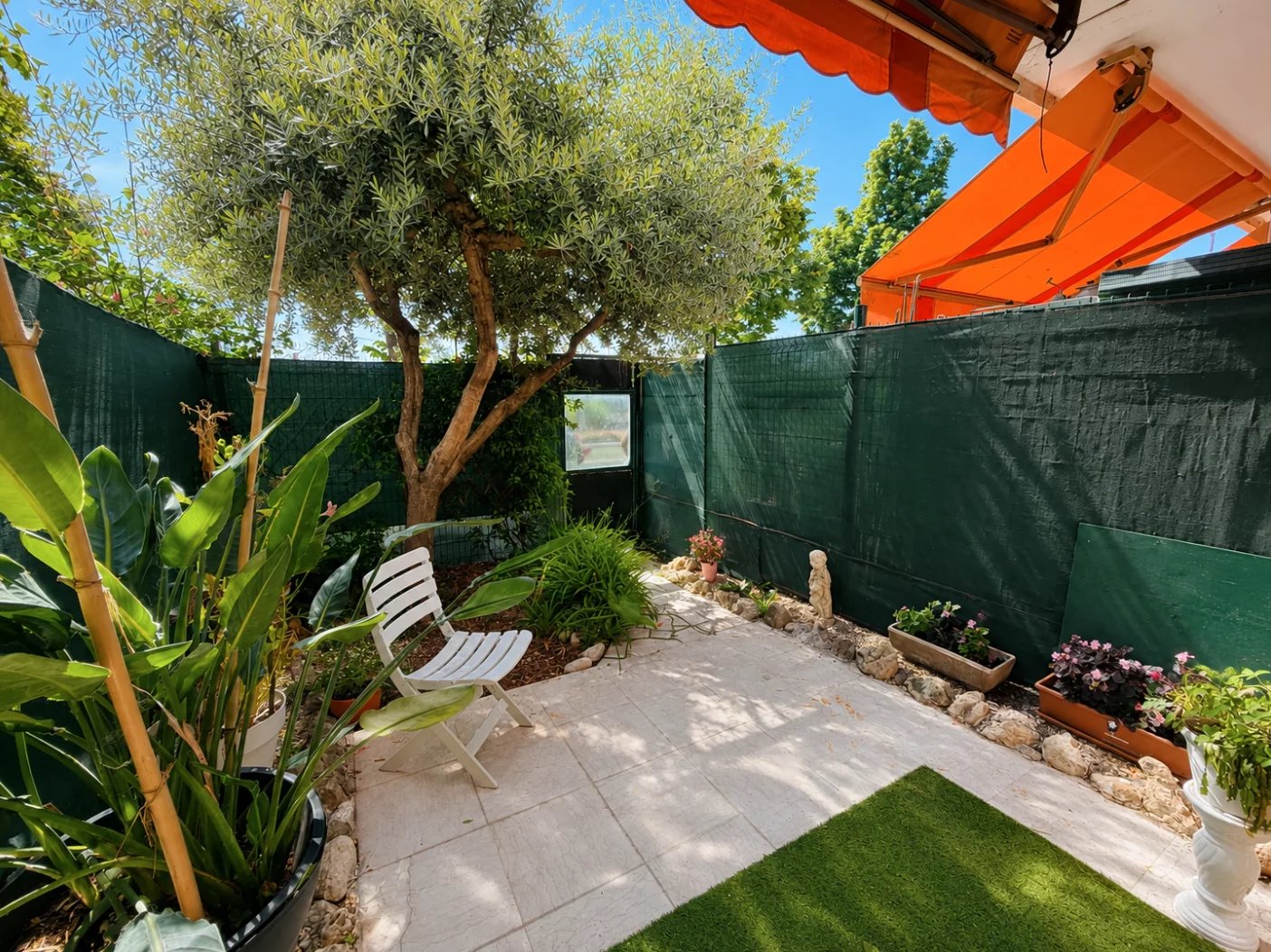 3 pièces de 70 m² en rez de jardin - traversant- Cave - À 2 minutes des plages à pied.