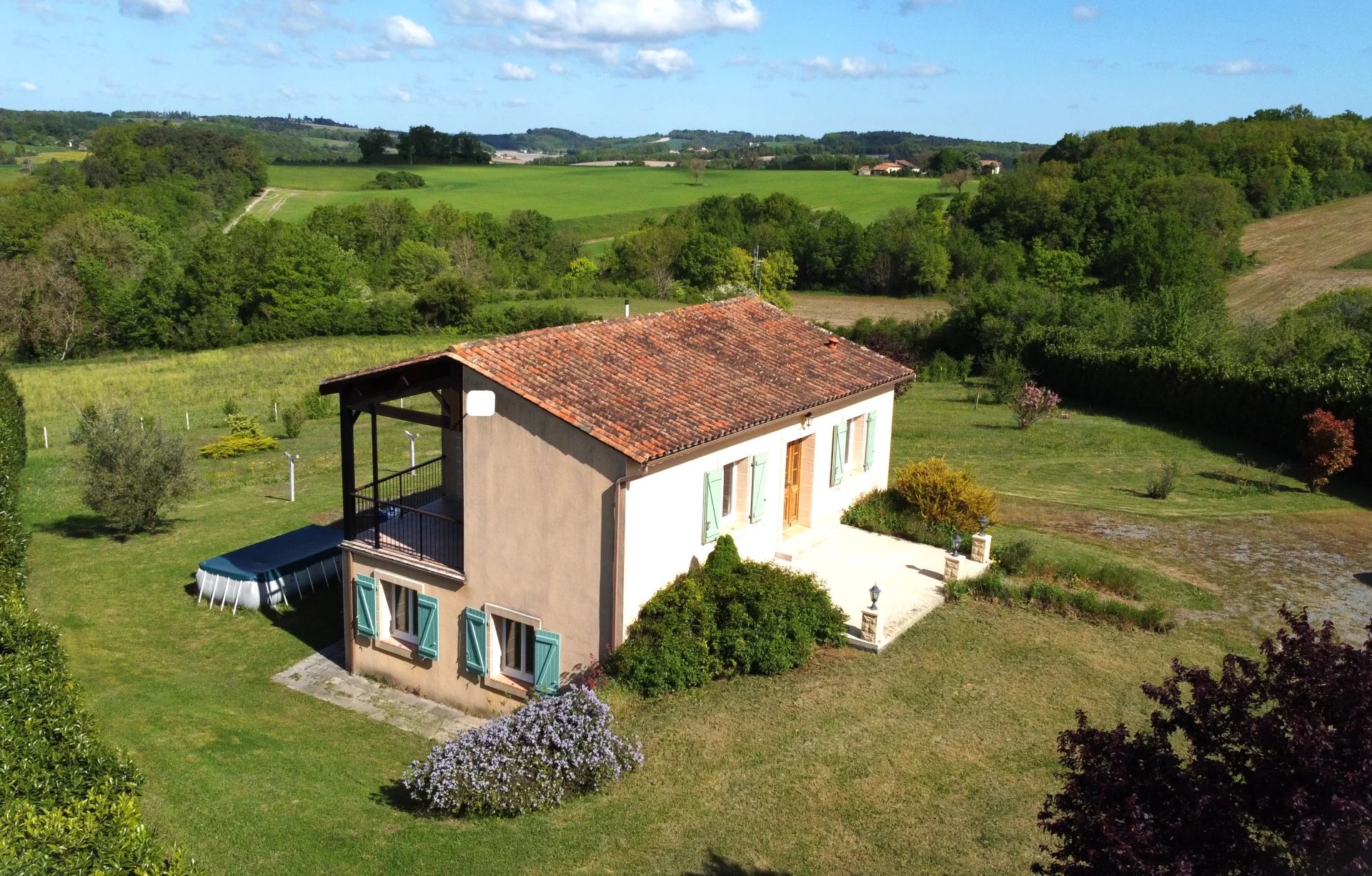 Intimité absolu et une vue magnifique vous attendent dans cette maison récente, idéalement située près d'Aubeterre-sur-Dronne.