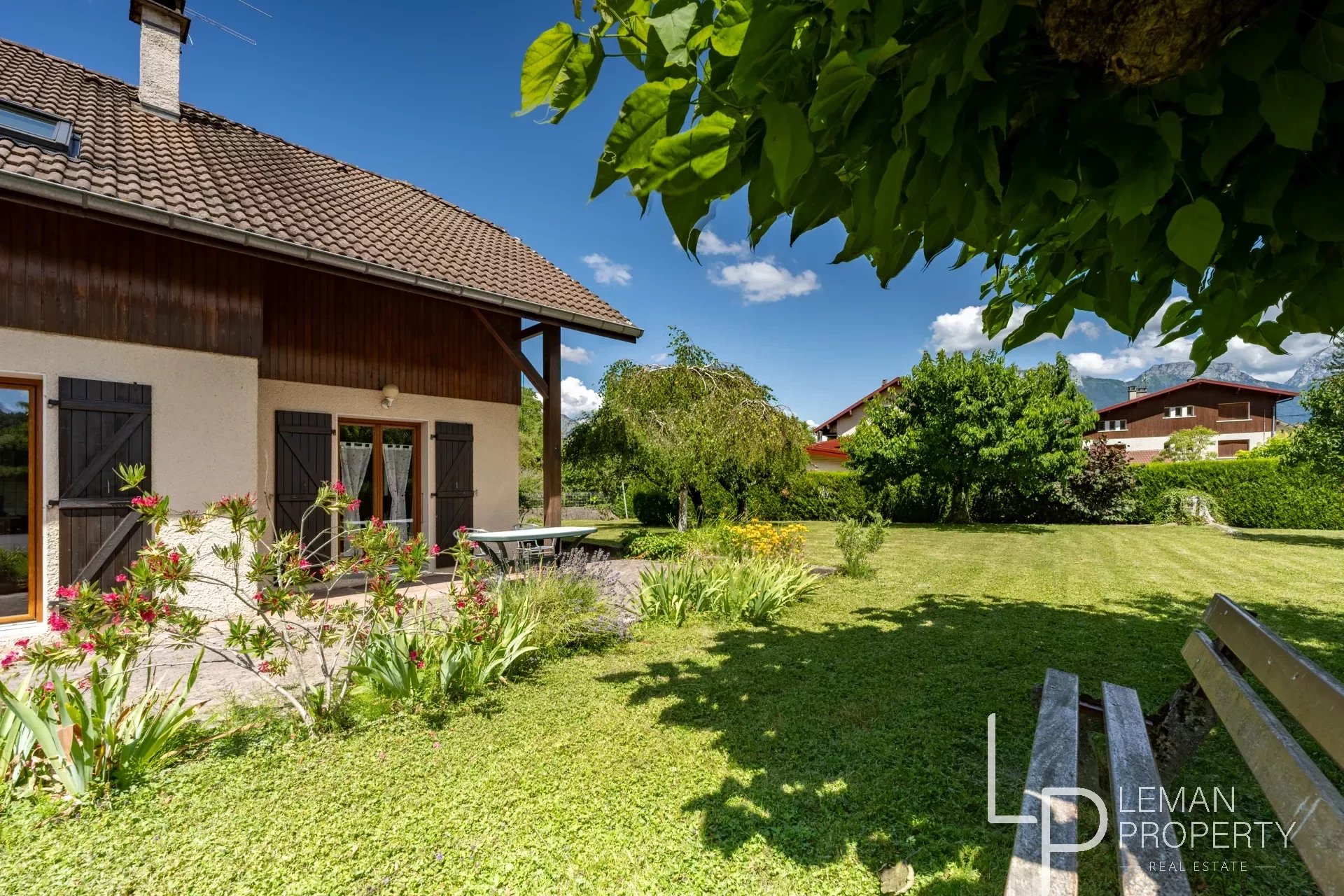 Maison sur beau terrain plat à Sevrier