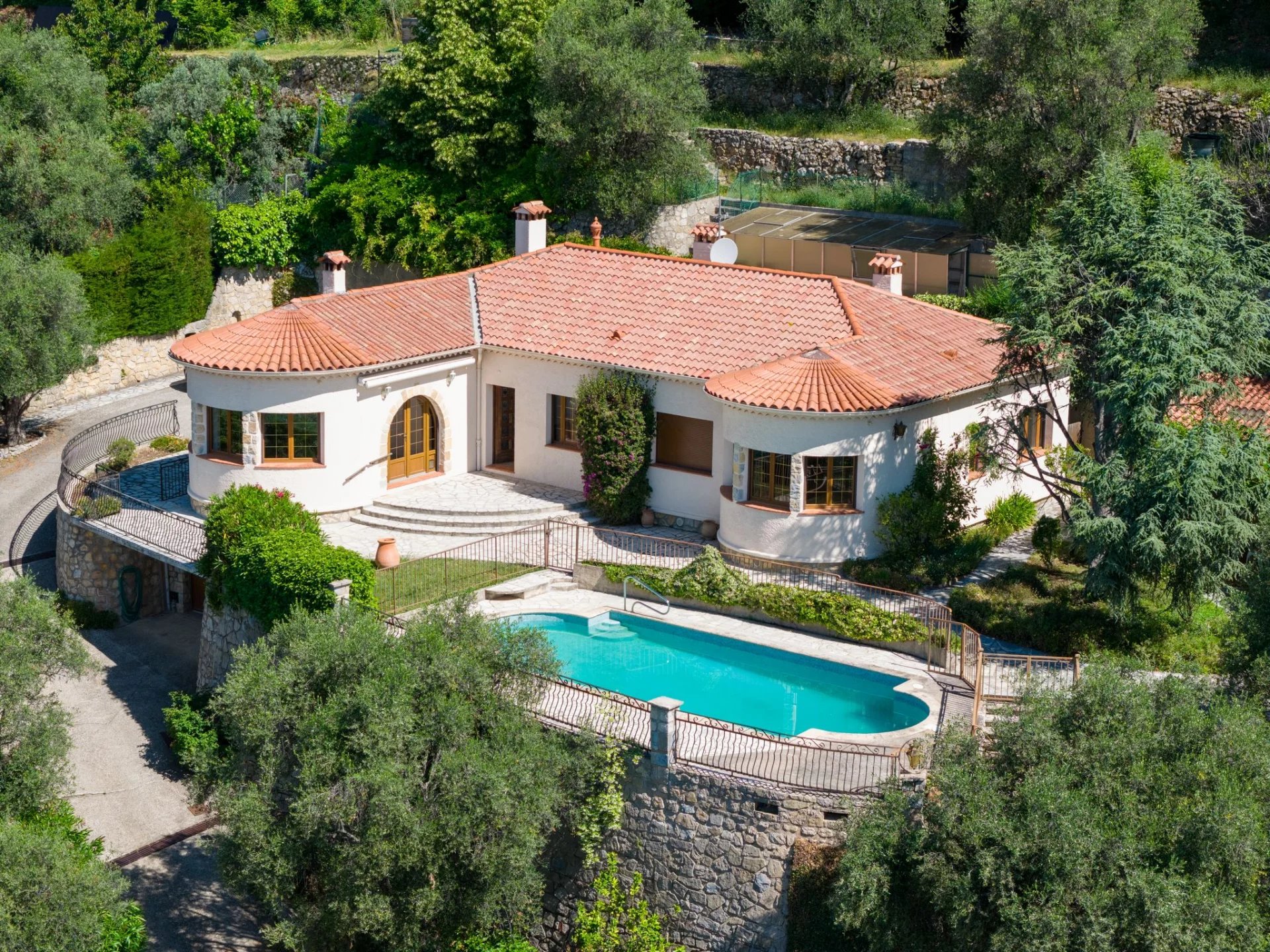 A charming Provençal villa in a commanding position