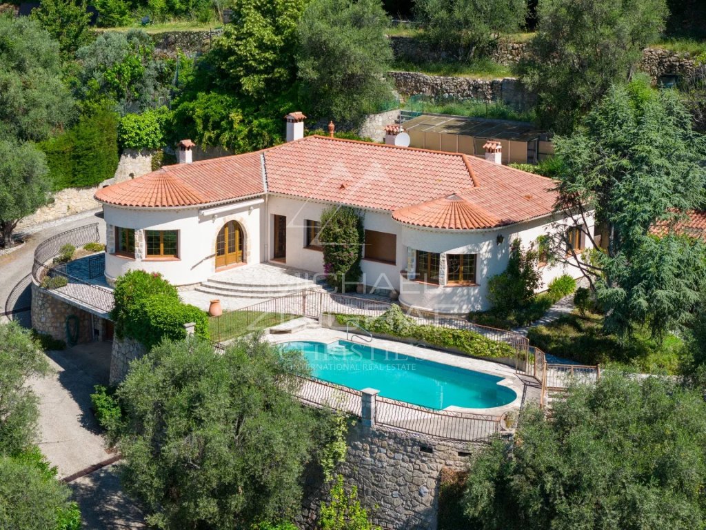 Villa for sale in Grasse — A charming Provençal villa in a commanding position
