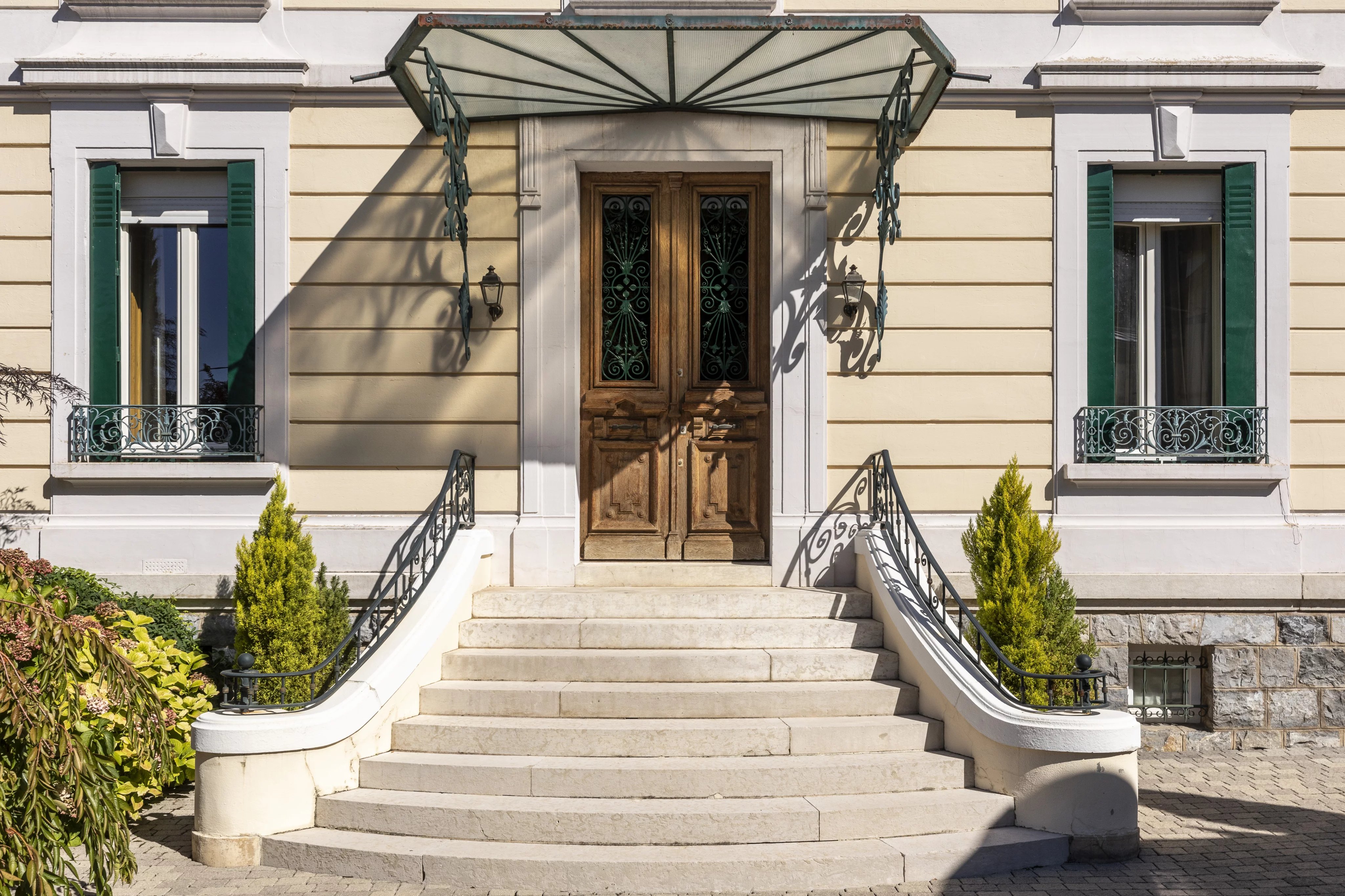 Exceptional 1930s Villa with Lake View, Landscaped Garden & Pool