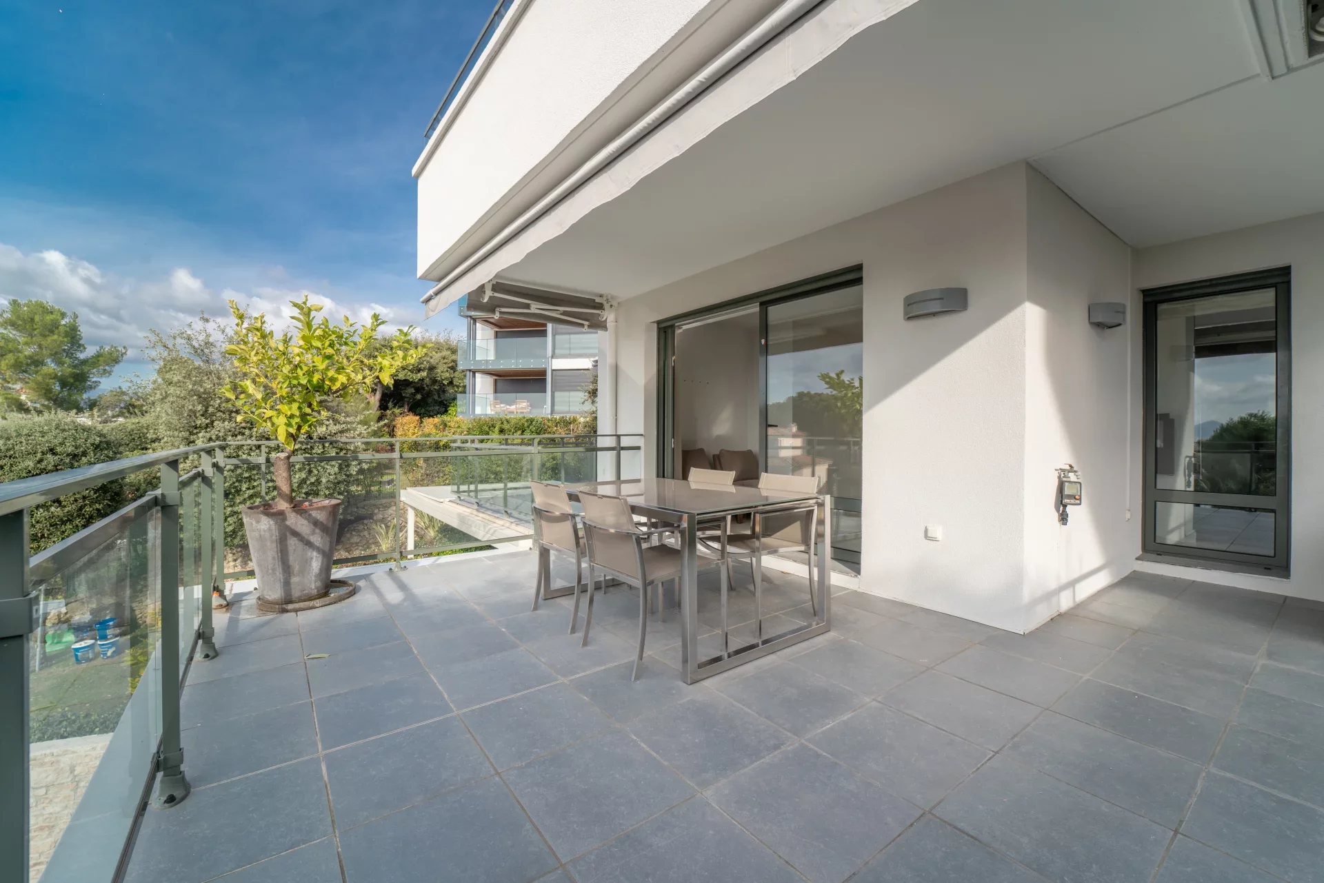 CAP D’ANTIBES – Modern apartment with panoramic sea views - Picture n°3