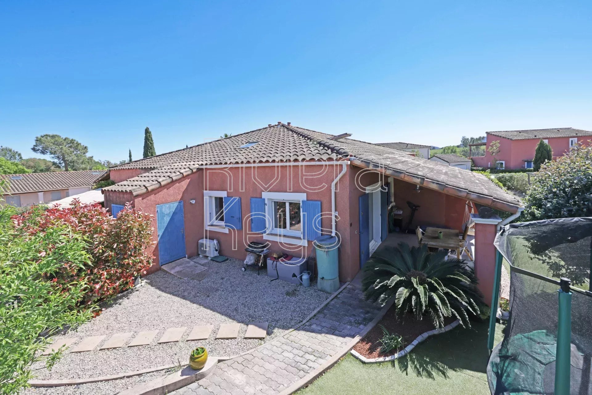 ROQUEBRUNE-SUR-ARGENS: 3-romshus med hage ved golfbanen i residens med basseng