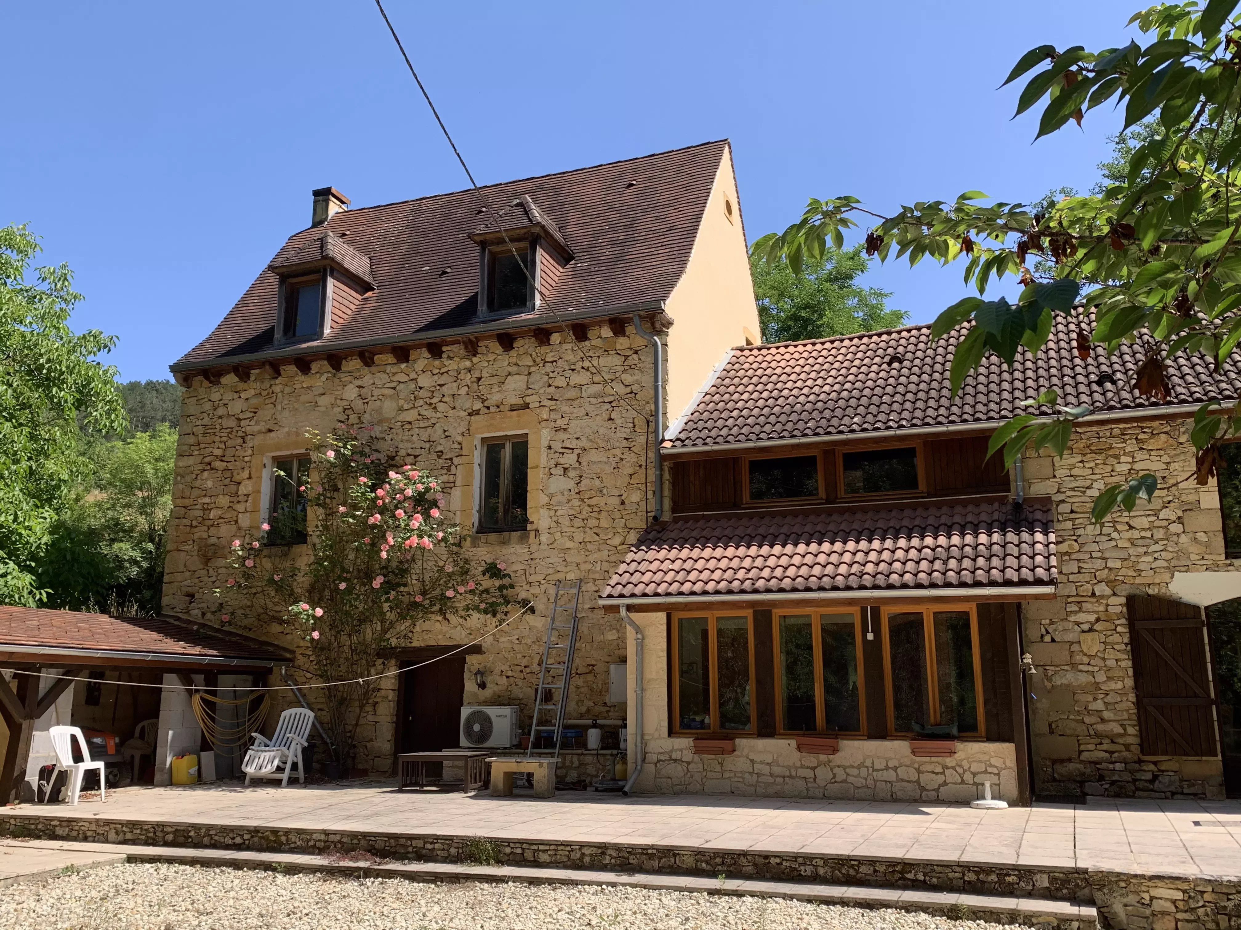 Detached stone property with 3 bedrooms and 3 bathrooms on edge of village
