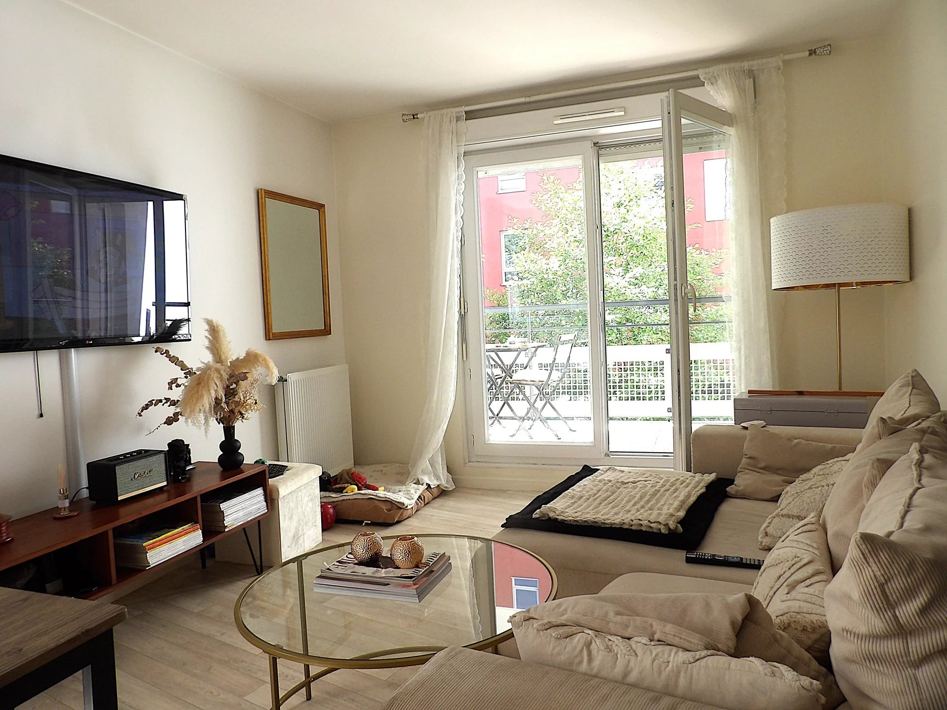 GRAND APPARTEMENT CHALEUREUX DEUX PIECES AVEC TERRASSE ET PARKING DANS RESIDENCE RECENTE PROCHE RER !