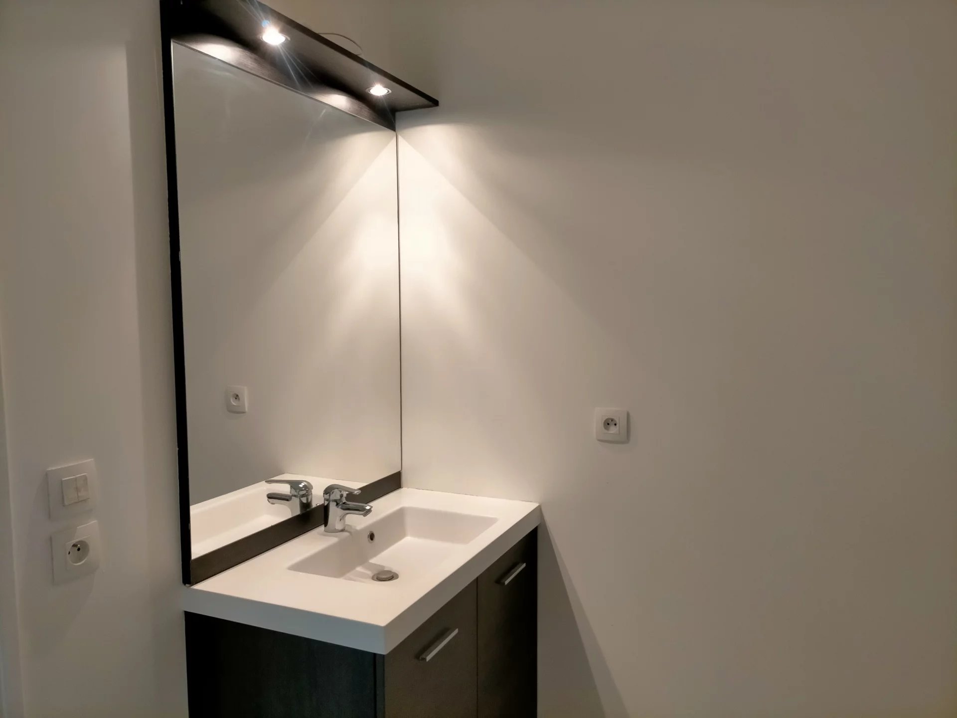 481920 Location Décines-Charpieu