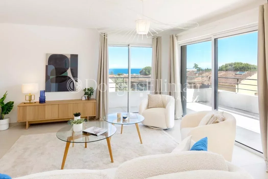 VILLENEUVE-LOUBET : Rez-de-jardin quatre pièces à proximité des commerces - Image nᵒ3