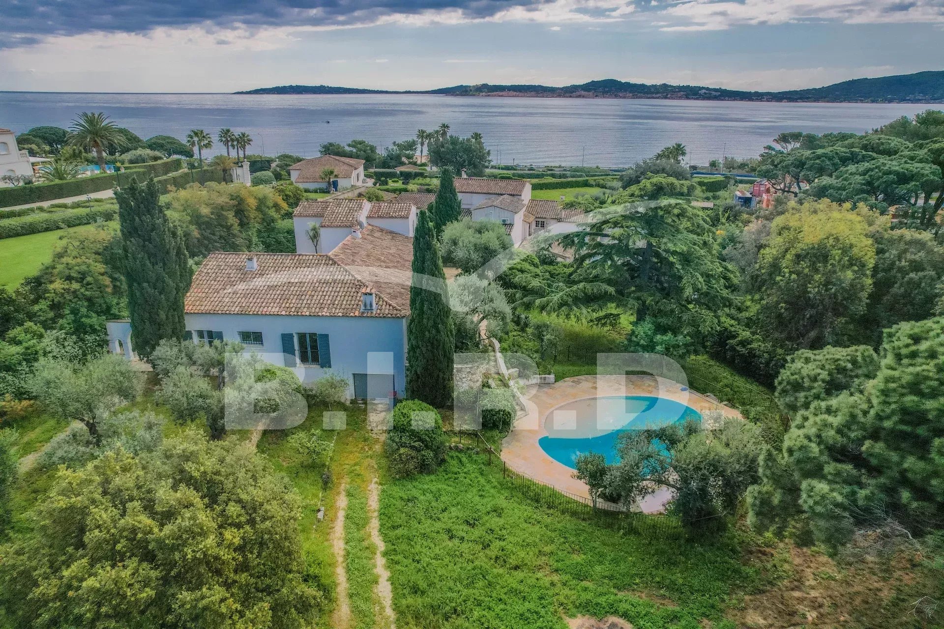 GRIMAUD : A pied de la plage, très belle propriété vue mer