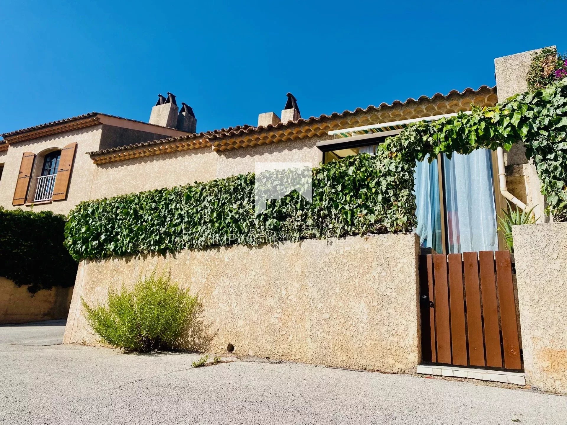 Maison Mitoyenne avec Potentiel à Rénover - Petite Copropriété à Carqueiranne