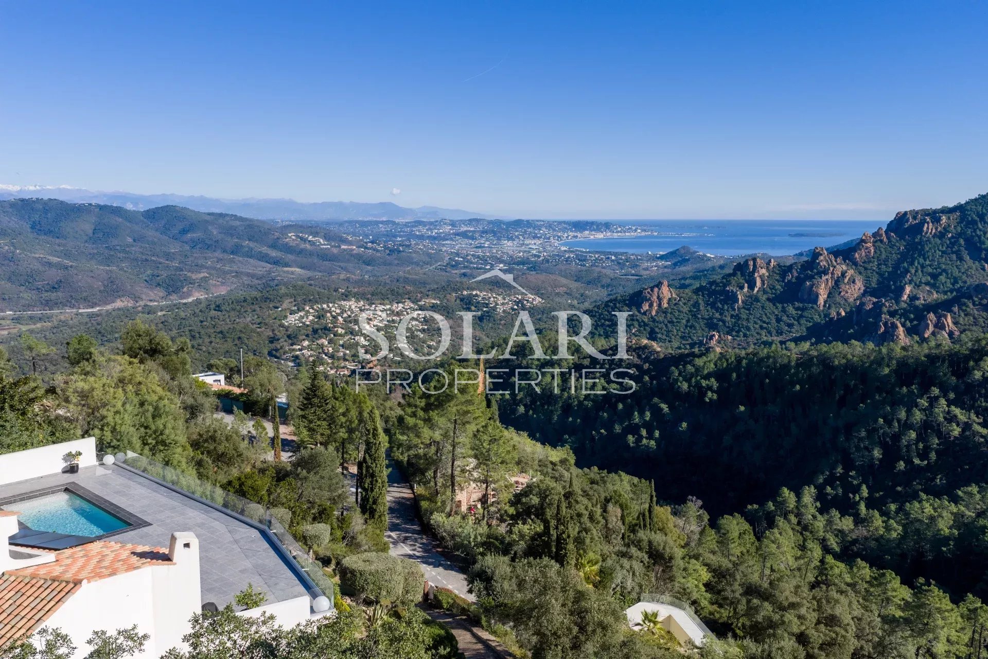 Villa with swimming pool offering a magnificent panoramic view of the sea