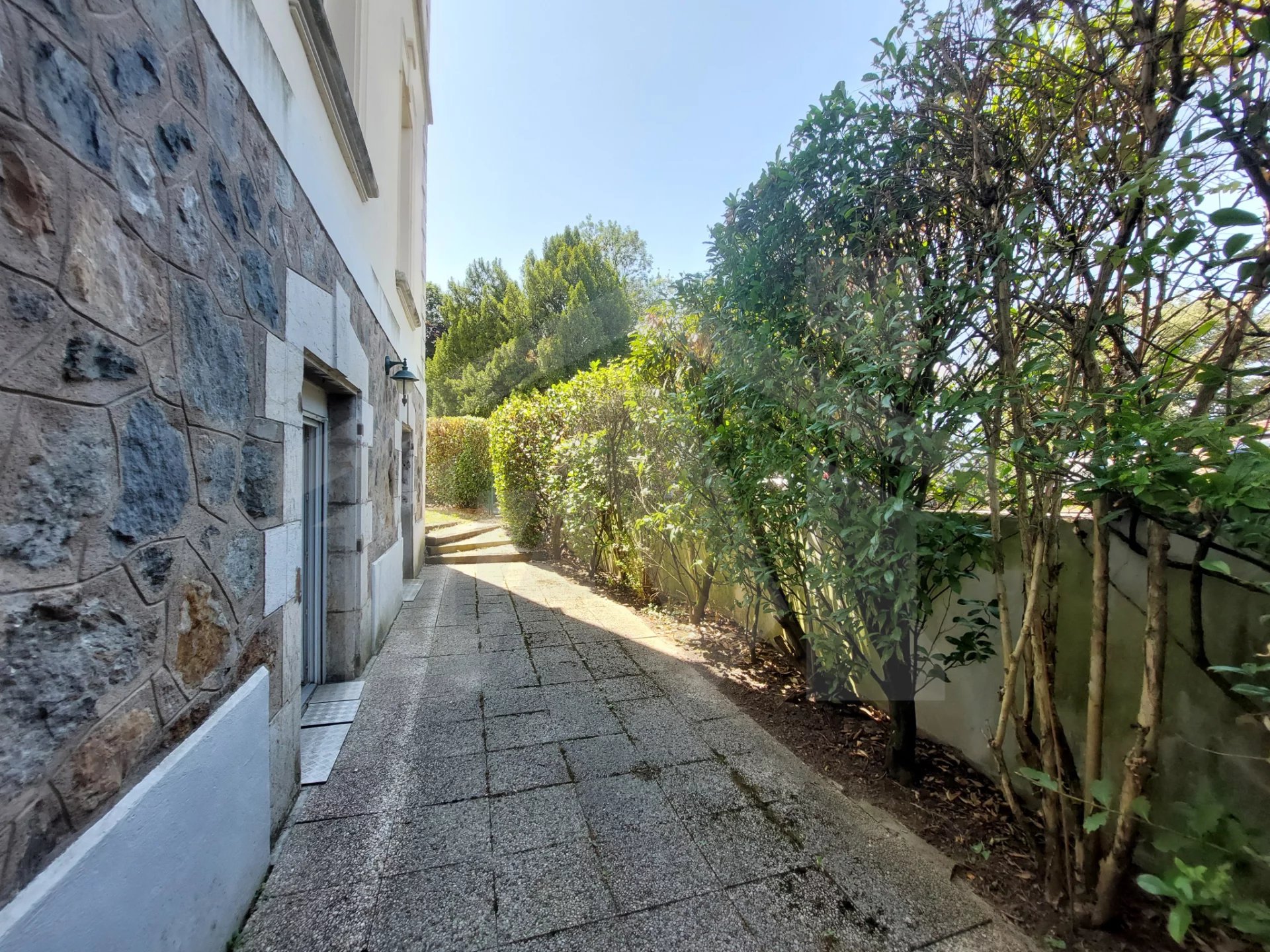 Appartement de Charme dans le Château de Poisat   109 m2   S