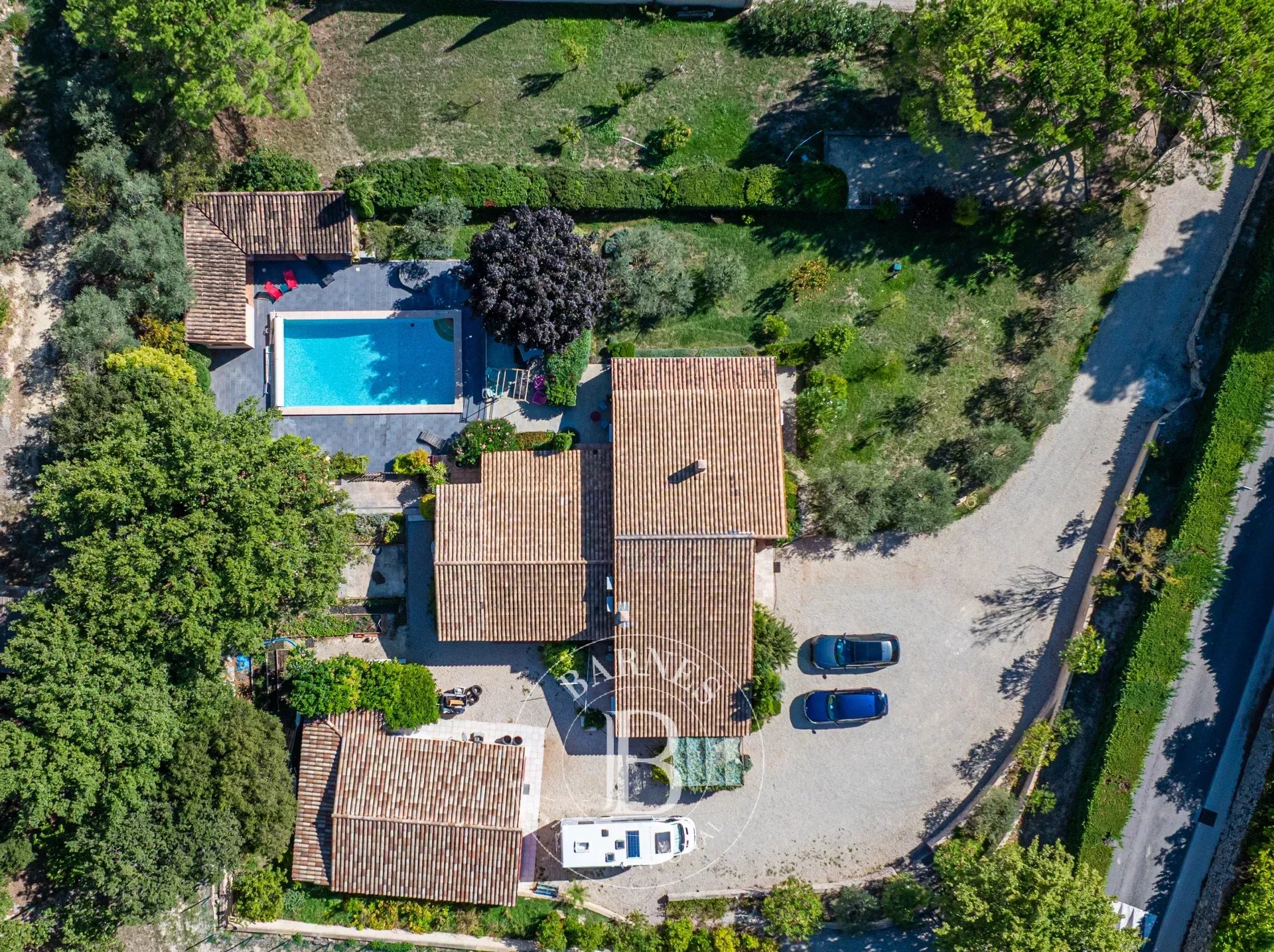SOUTH LUBERON – VILLA 300 M² – 5 BEDROOMS – STUDIO – SWIMMING POOL – ANNEX – 3,000 M² PLOT