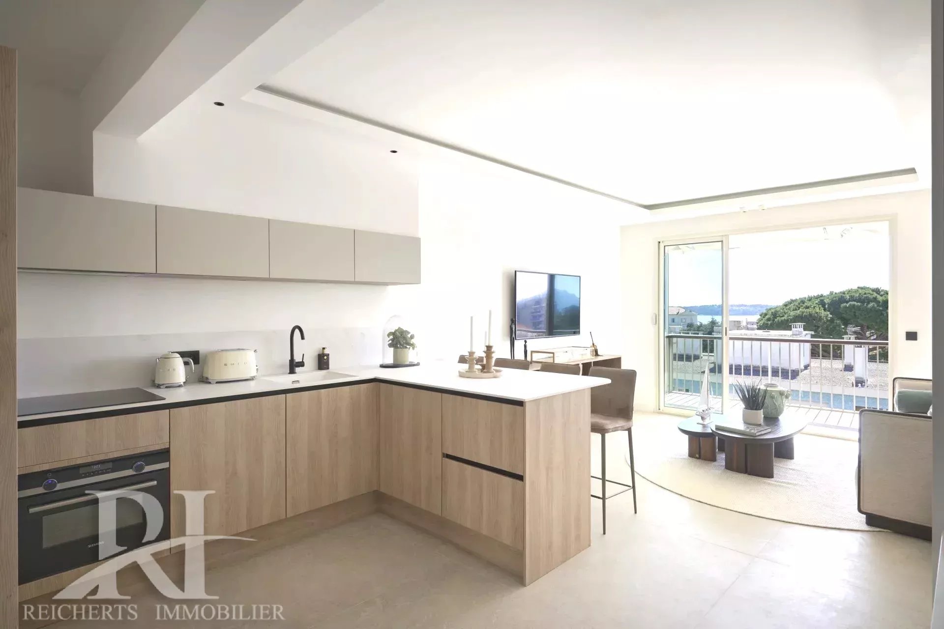 Top floor 2 bedroom apartment with seaview terrace and parking