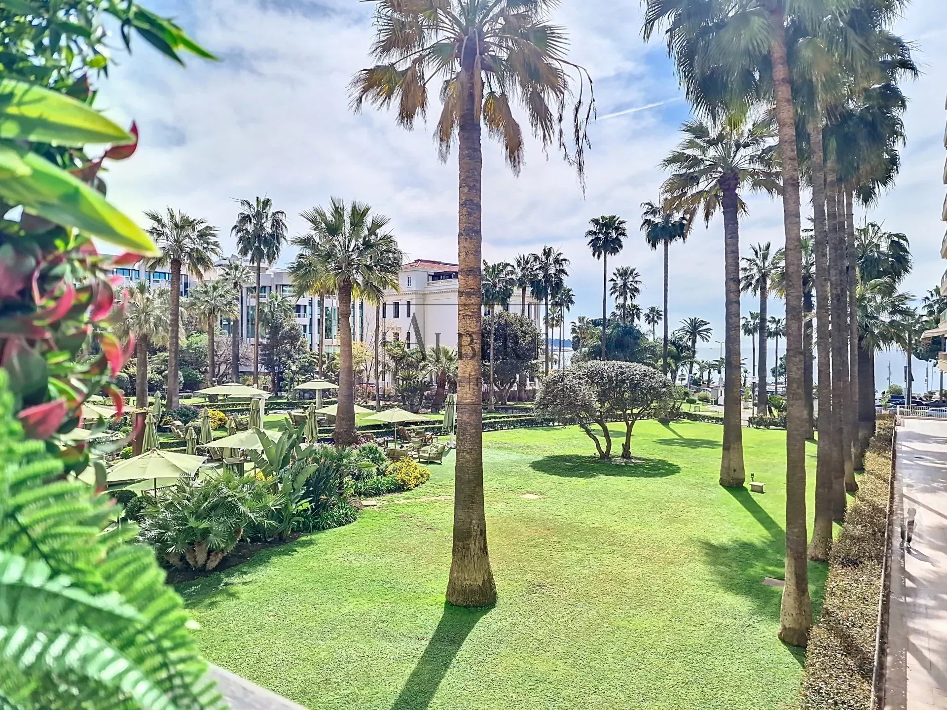 CANNES CROISETTE – 2-BEDROOM APARTMENT – SEA VIEW