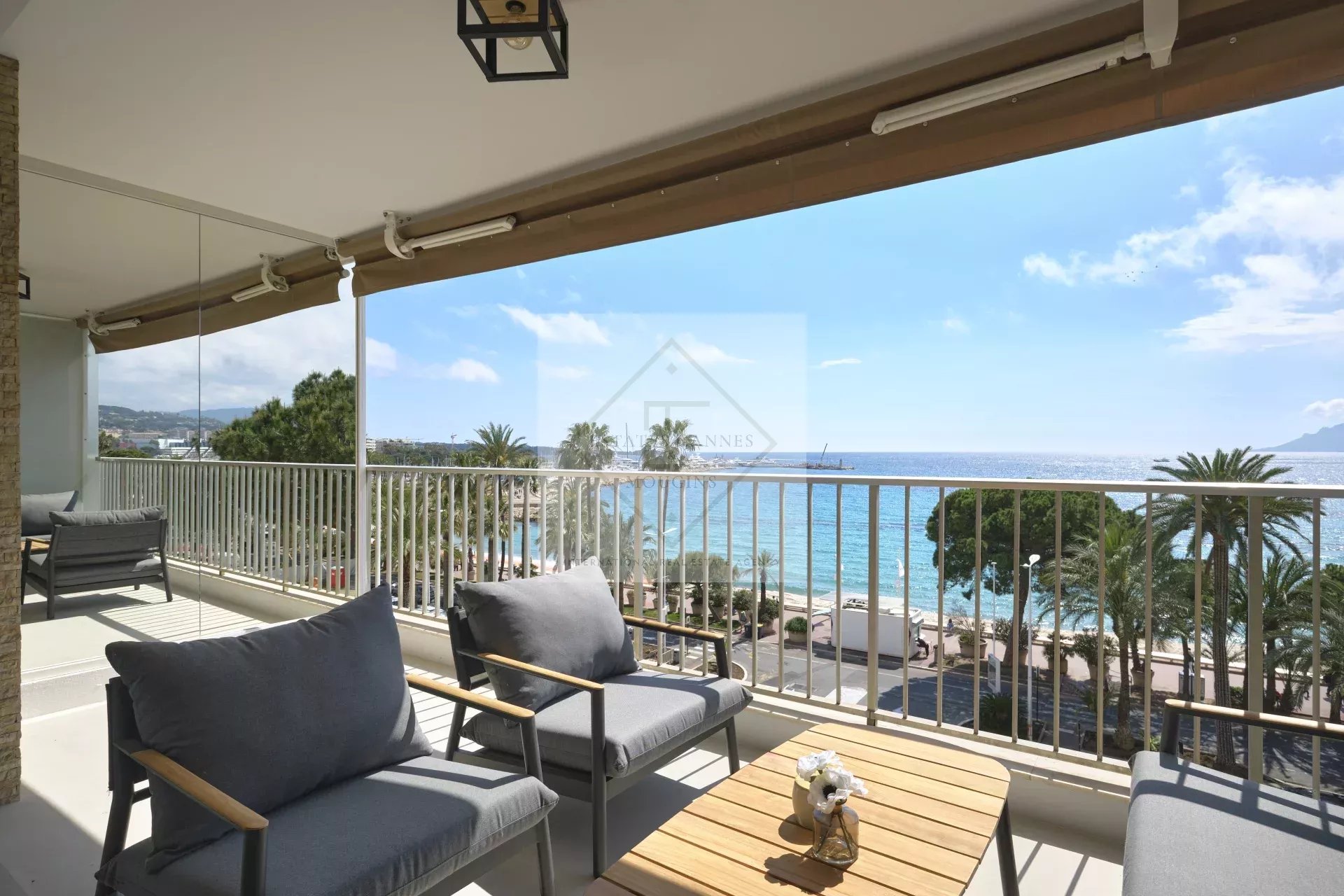 Cannes Croisette – Superbe 3 pièces rénové avec vue panoramique sur la baie de Cannes ! — photo 12