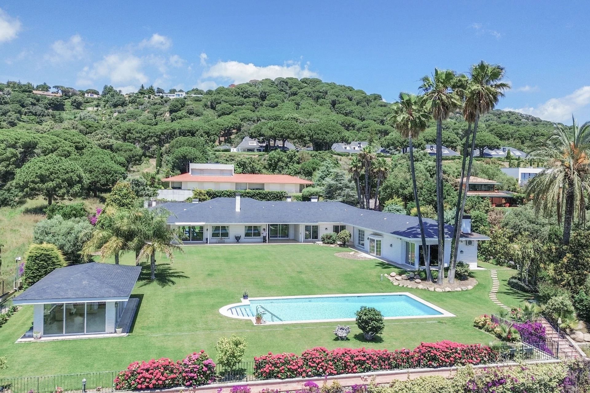 Продаётся дом в Сан-Висенс-де-Монтальт, 8 спален, бассейн.