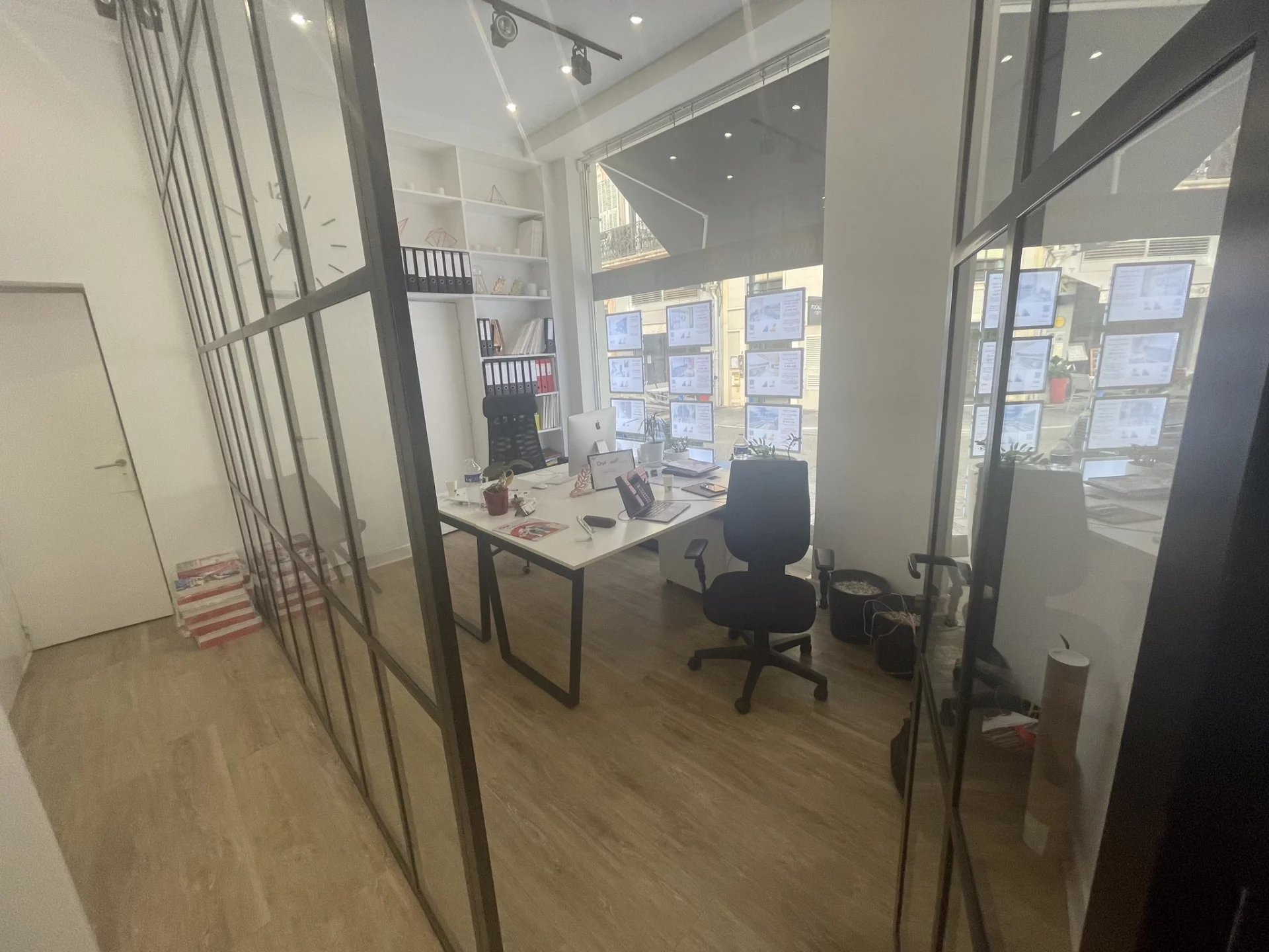 CANNES BANANE TRES BELLE AGENCE IMMOBILIERE