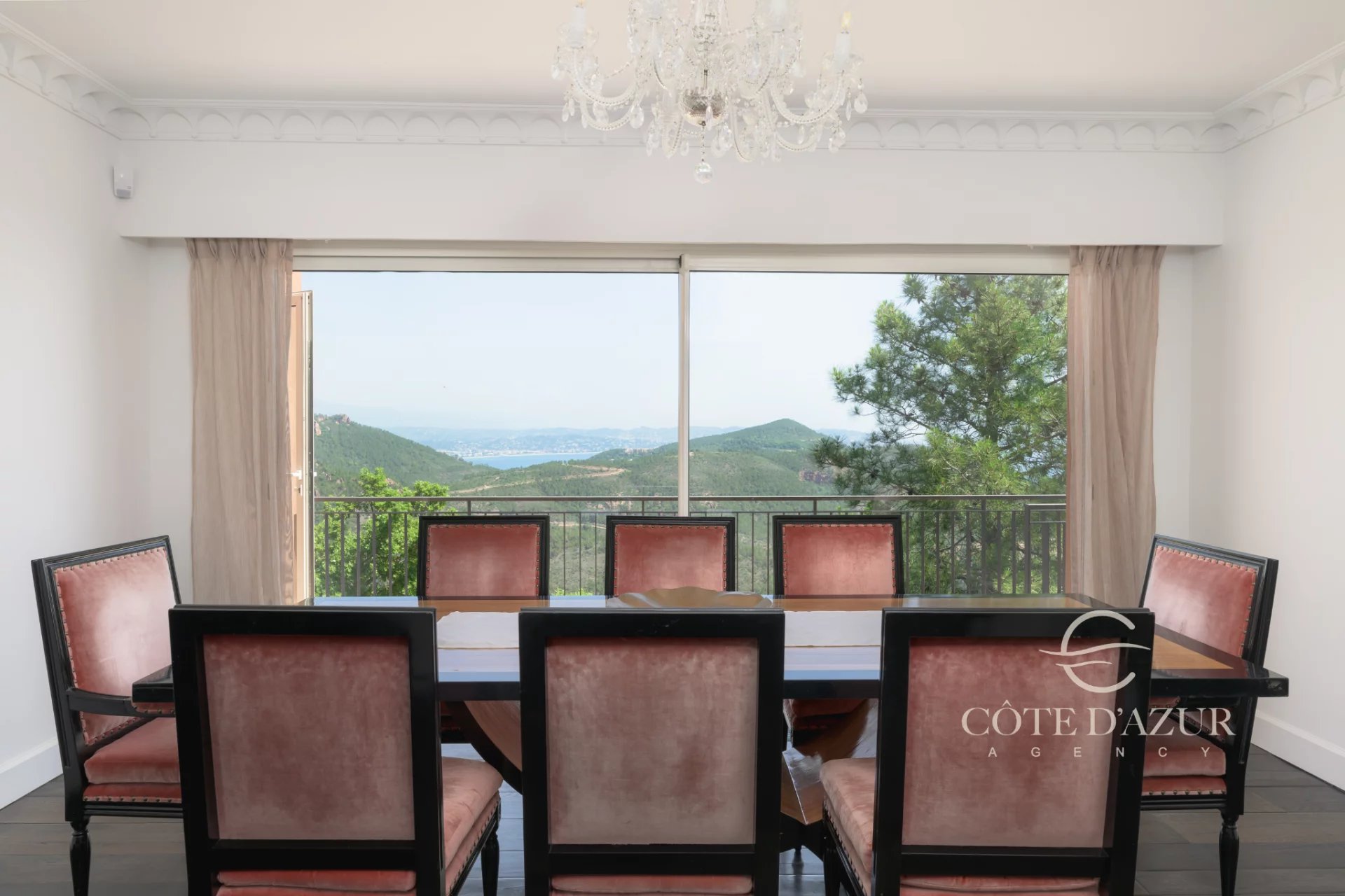 Exceptional property with panoramic sea views 13