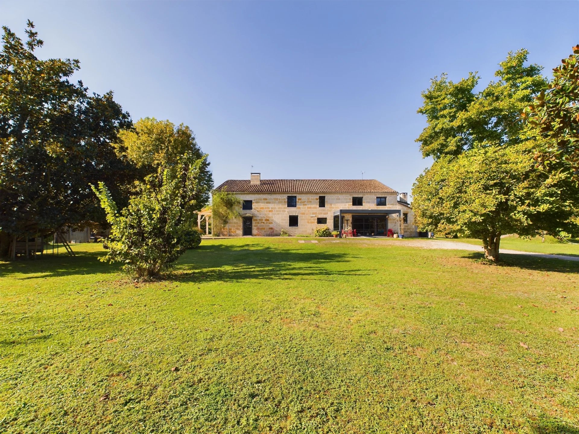 Superbe propriété en pierre avec maison d'amis, piscine et accès rivière près de Libourne