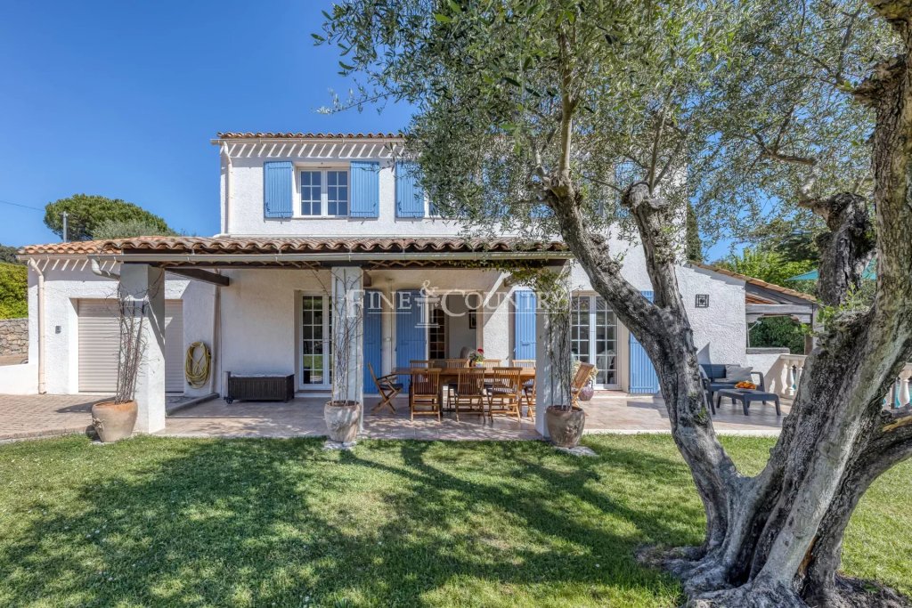 Villa for sale in La Roquette sur Siagne — For Sale Villa in La Roquette-sur-Siagne