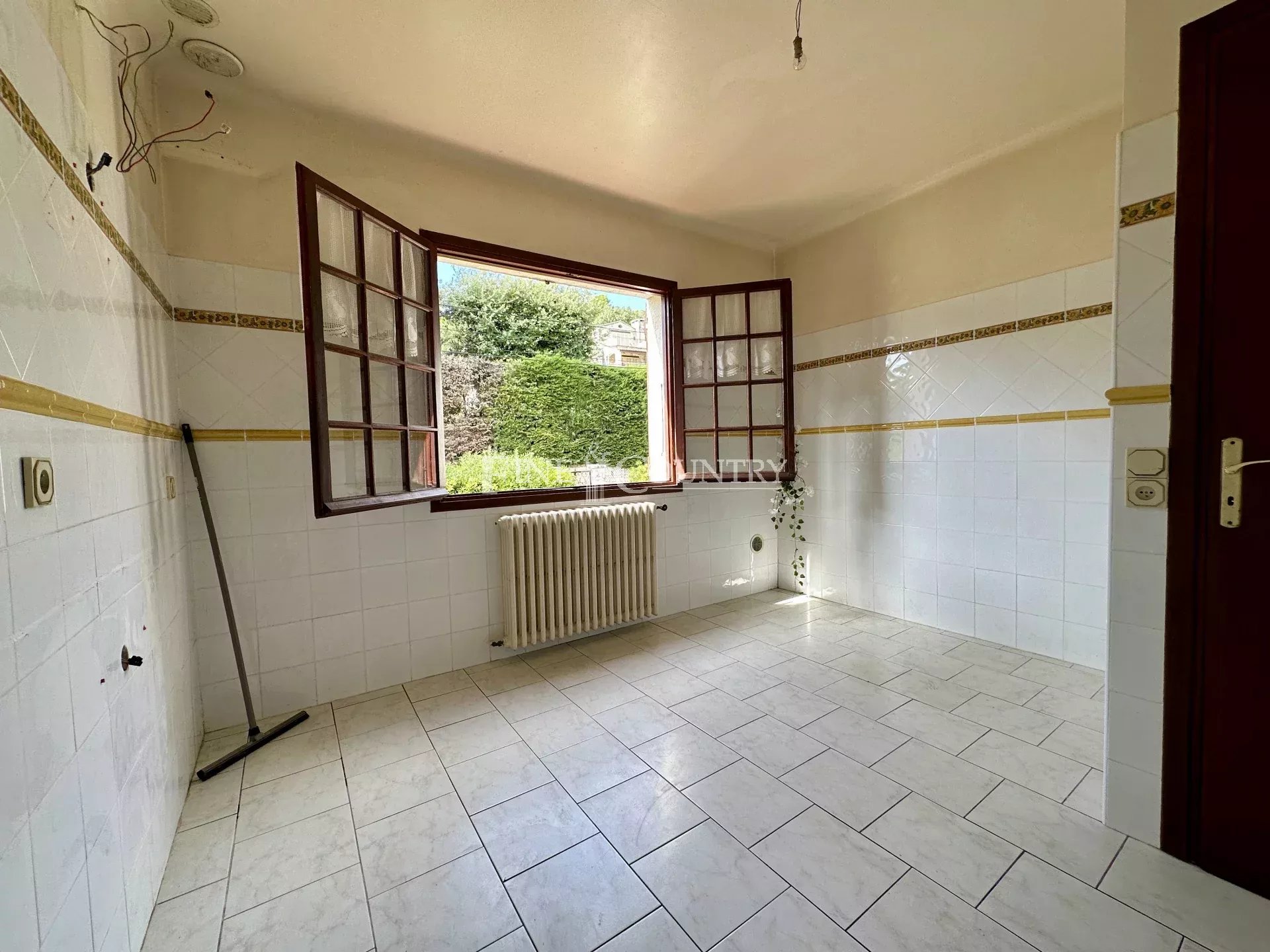 Photo of House for sale in Saint Paul de Vence with open view, to renovate