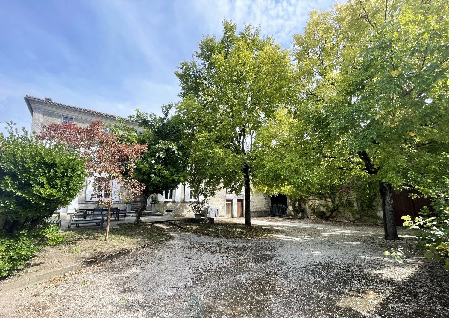 MAISON CHARENTAISE AVEC COUR, JARDIN ET DEPENDANCES