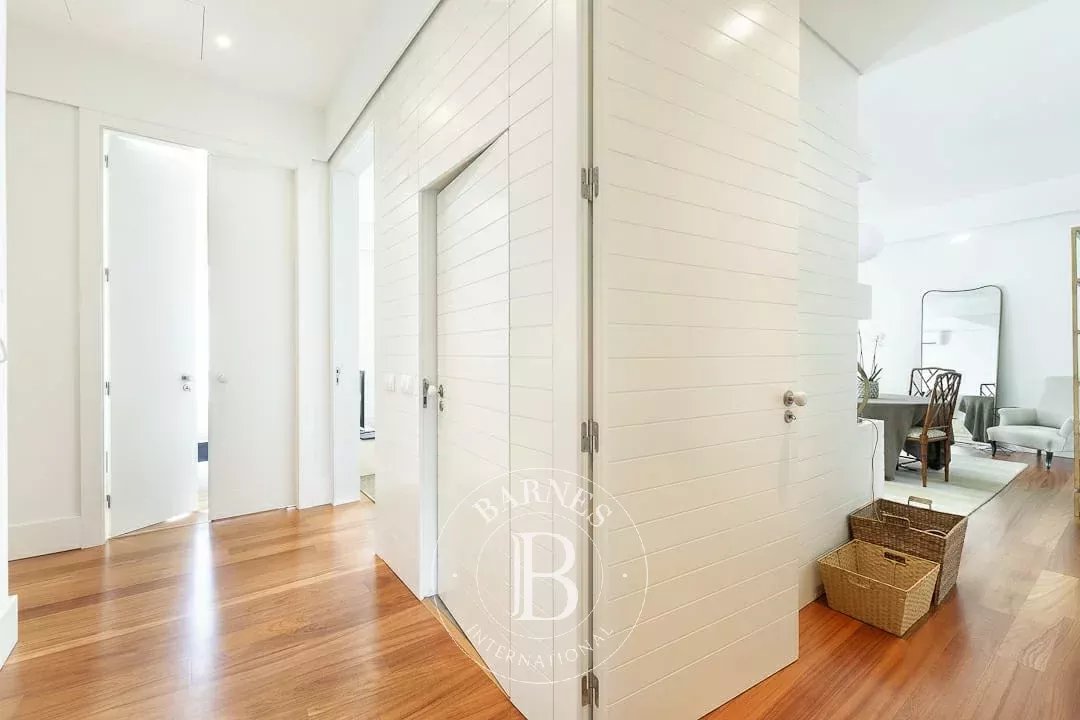 Apartamento com jardim e estacionamento