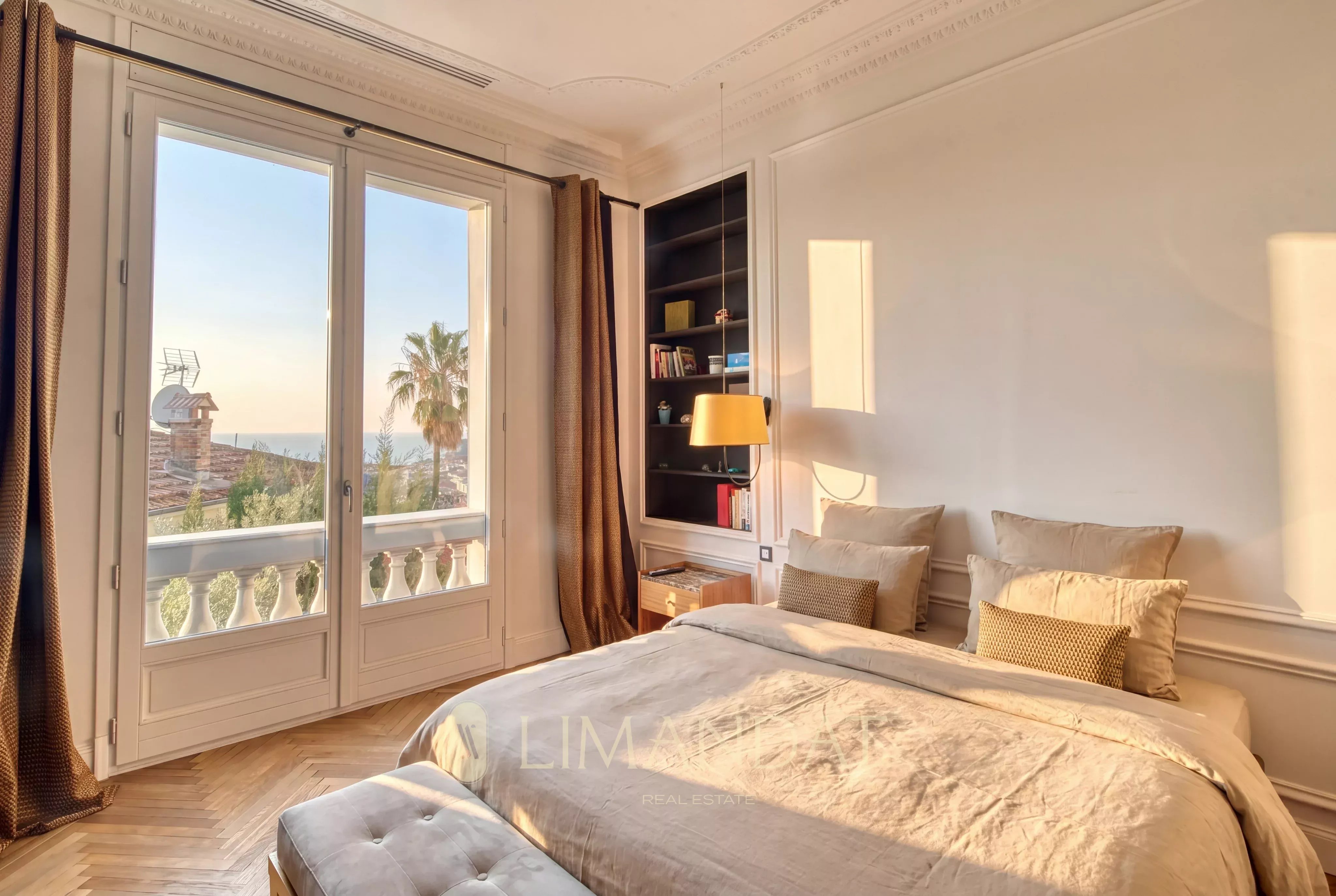 Location longue durée | Nice – Villa Belle Époque 5 suites, vue mer, piscine chauffée, jardin luxuriant