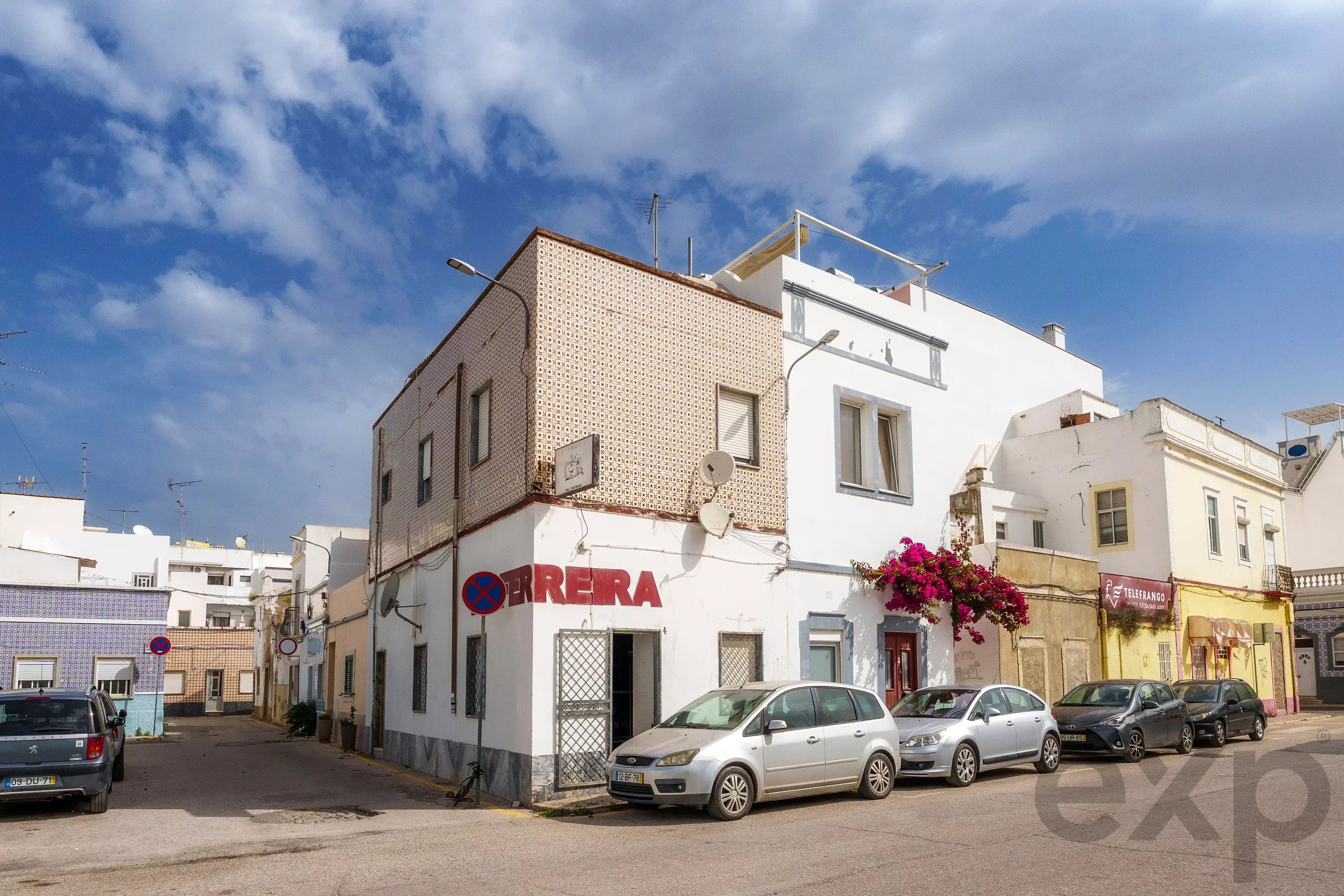 House in the centre of Olhão with approved plans. 87005464 image 3
