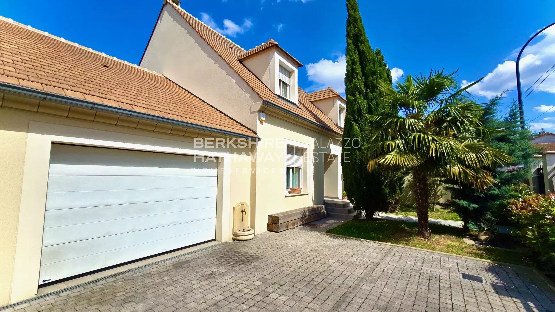 Villa in Drancy - view 1
